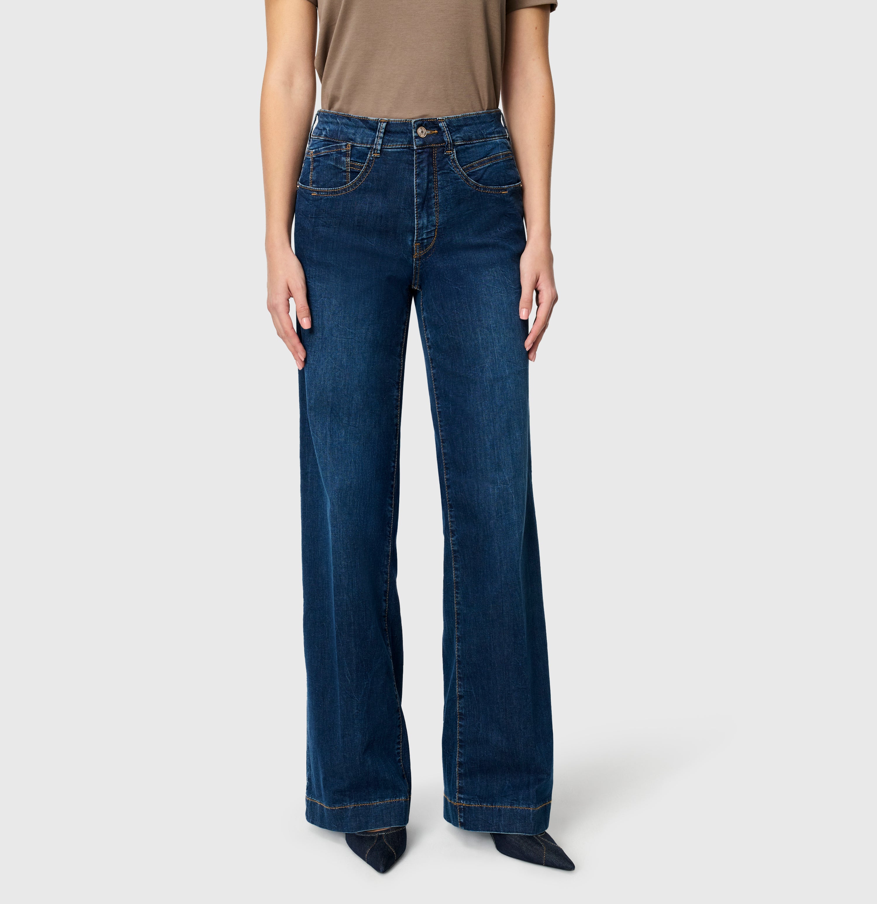 Light jeans in an extra wide cut. | RICH PALAZZO | night blue used | Front view of model