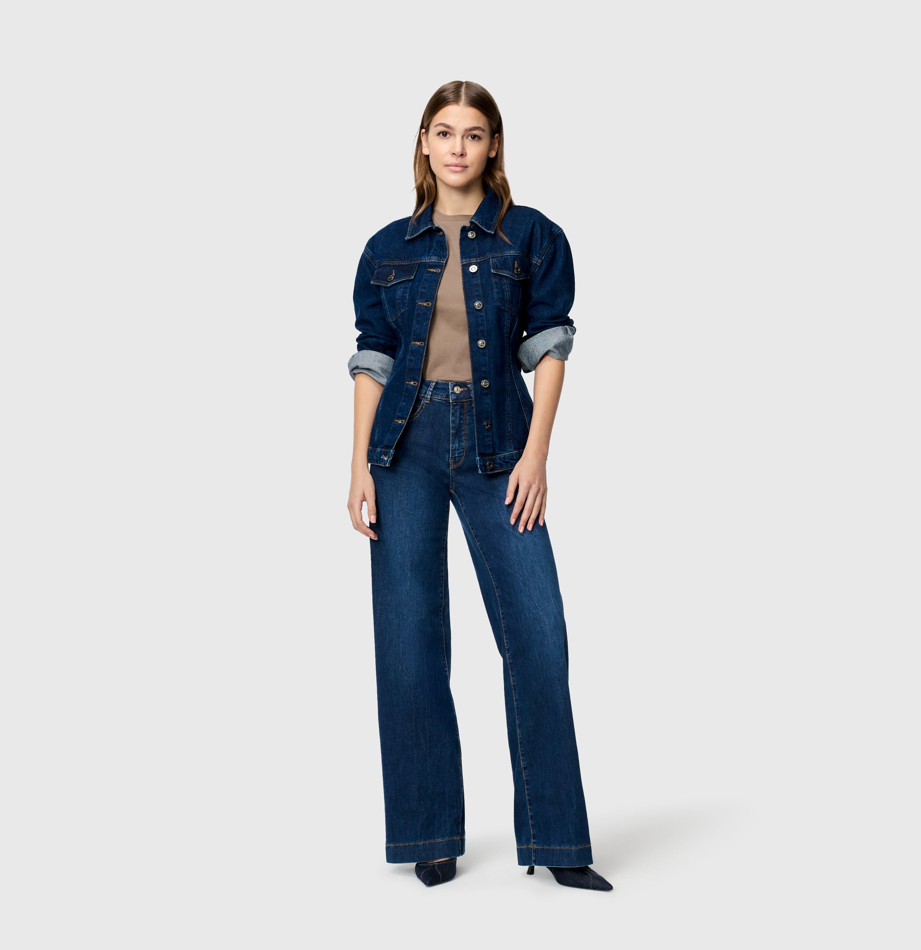 Light jeans in an extra wide cut. | RICH PALAZZO | night blue used | Full-body of model