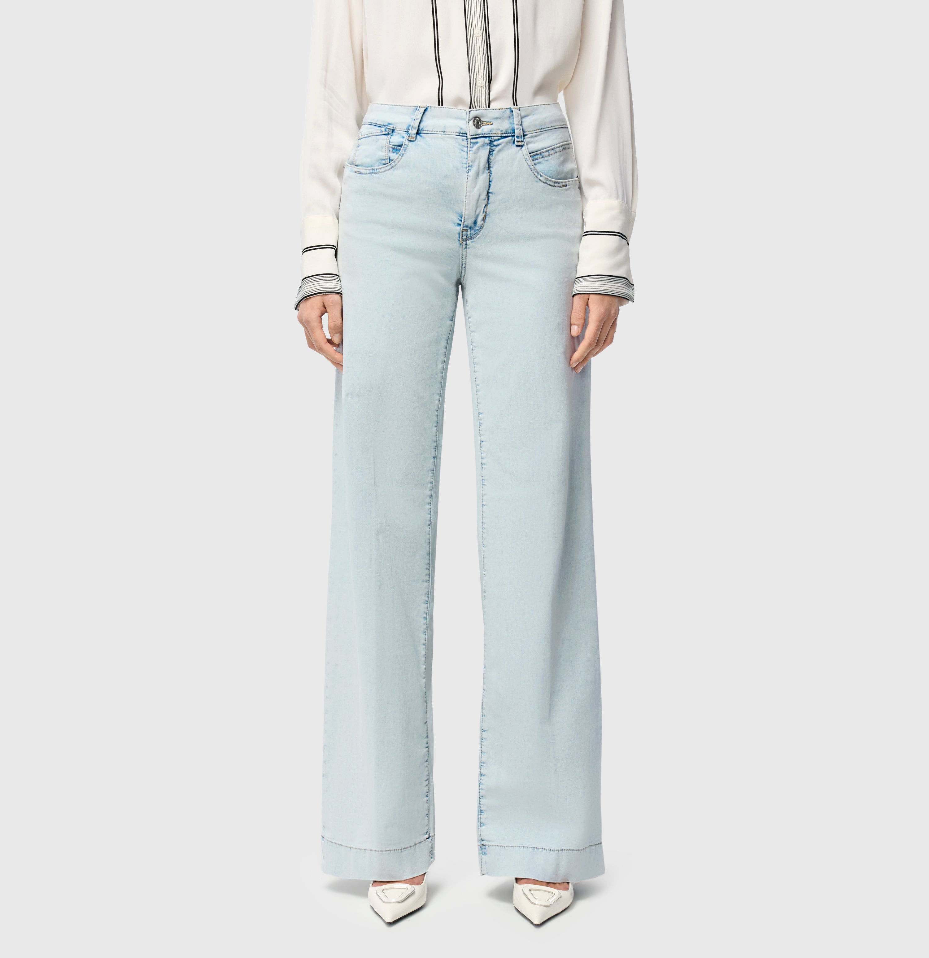 Light jeans in an extra wide cut. | RICH PALAZZO | bleached japan blue | Side view of model