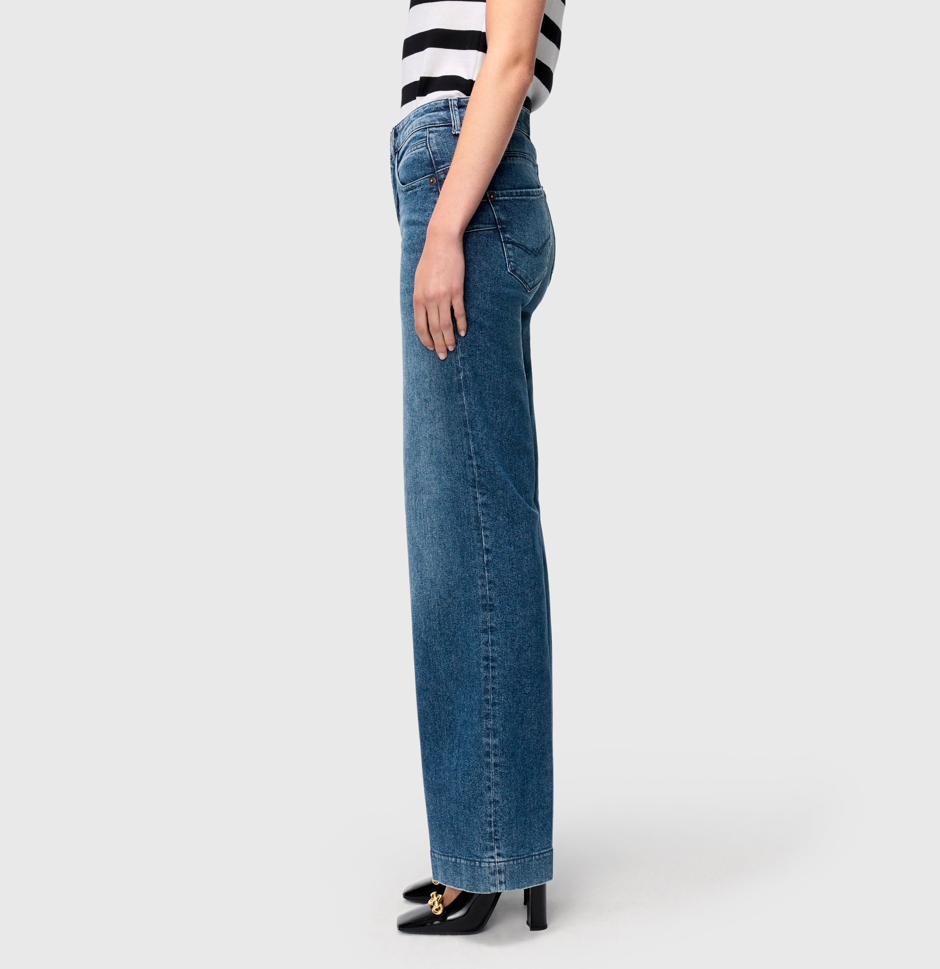 Extra wide palazzo jeans with seam details. | PALAZZO | classy midblue | Detailed view 2 of model