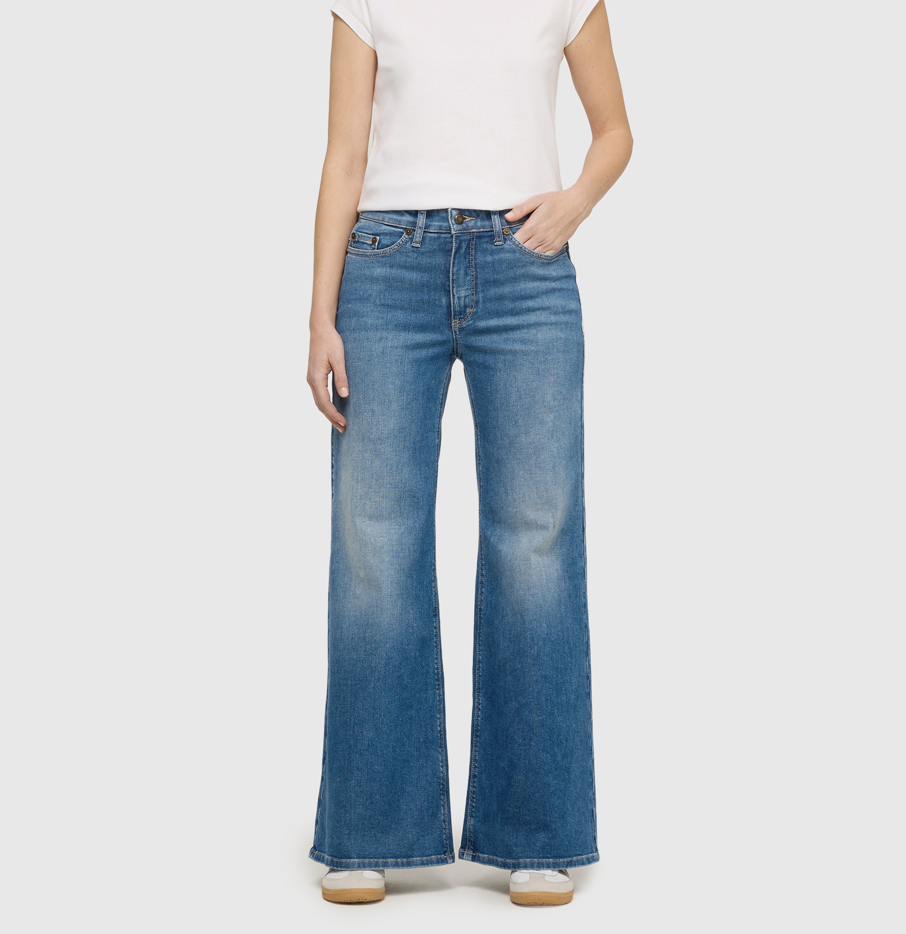 Wide flare jeans made of vintage denim. | WIDE flare | cosmic midblue used | Front view of model