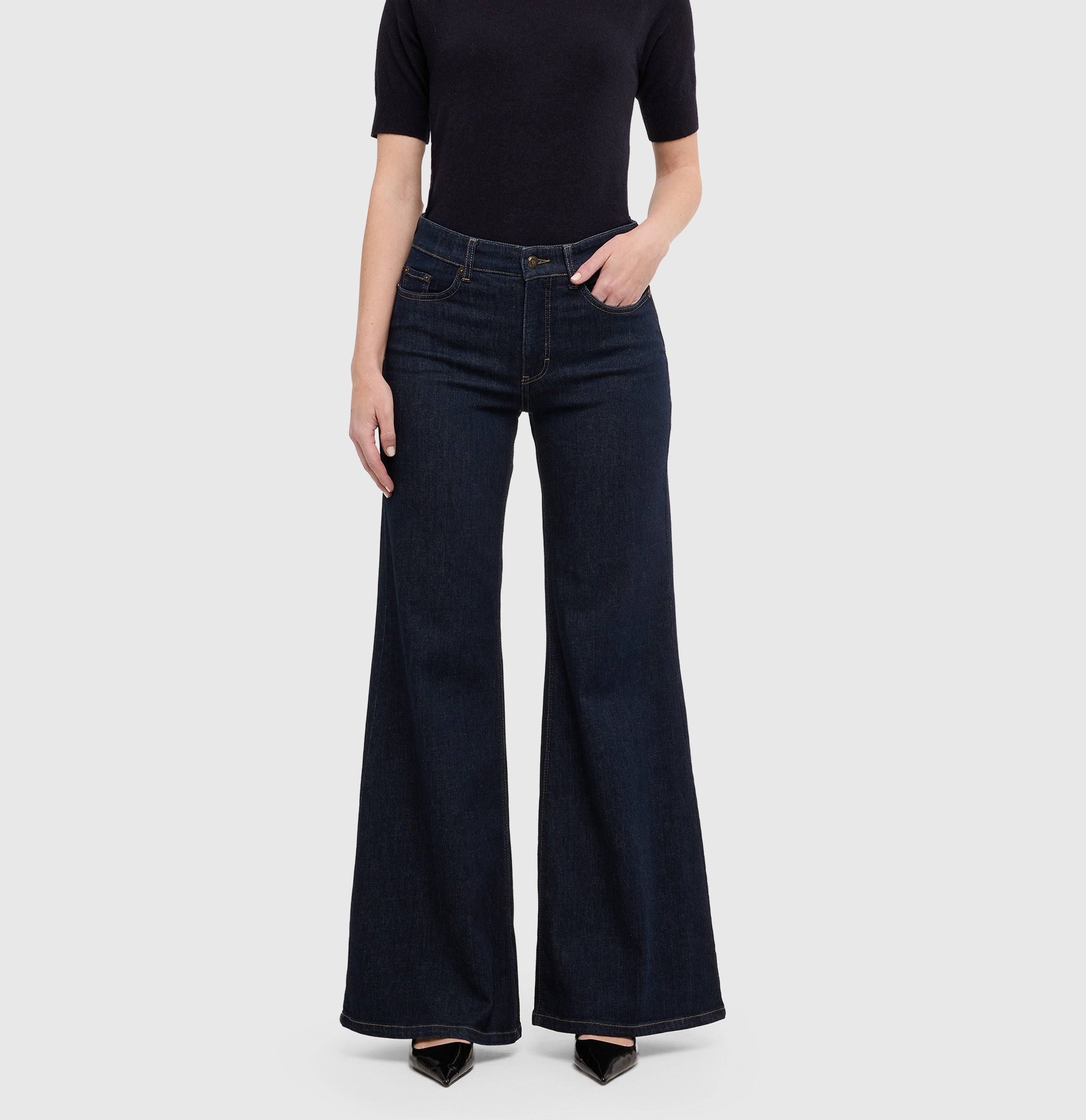 Wide fit made from comfort vintage denim. | WIDE flare | fashion rinsed | Front view of model