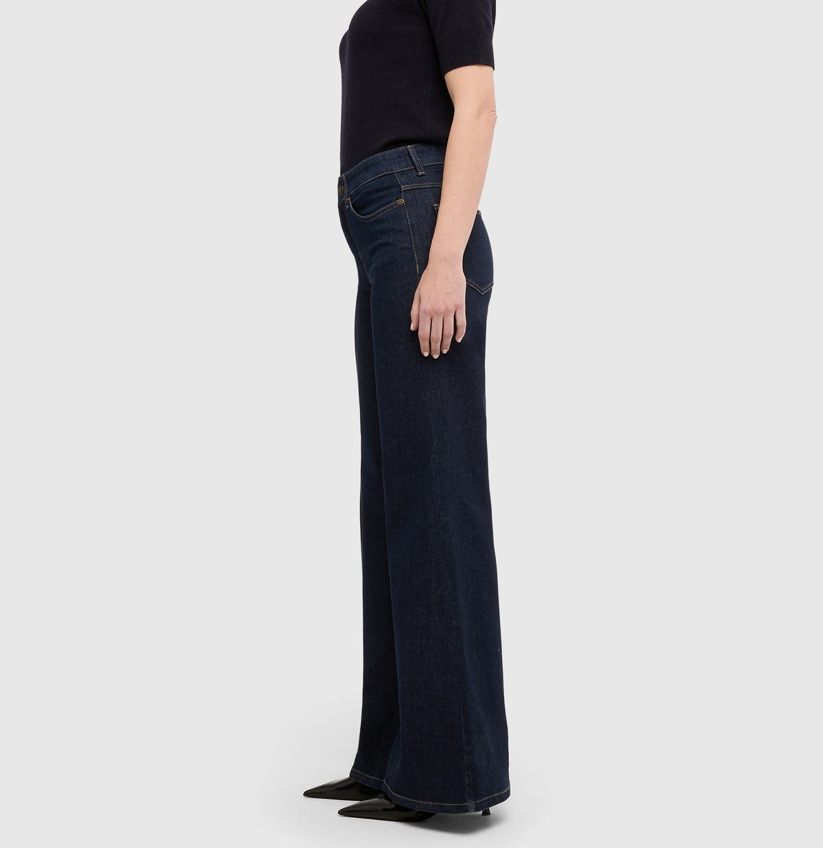 Wide fit made from comfort vintage denim. | WIDE flare | fashion rinsed | Side view of model
