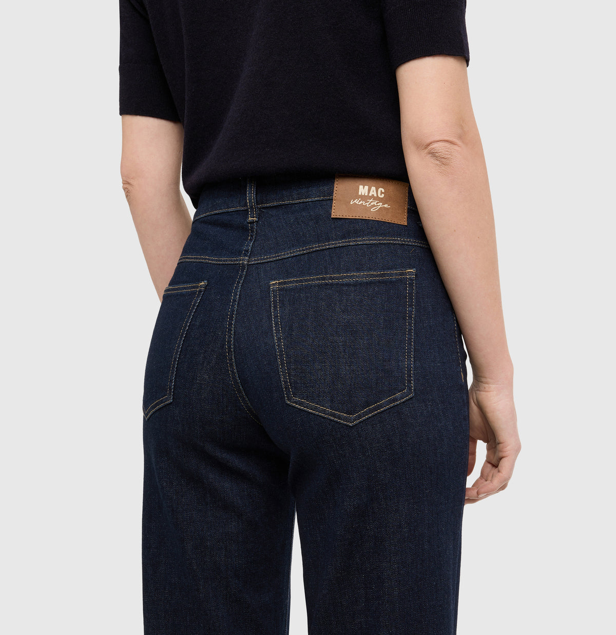 Wide fit made from comfort vintage denim. | WIDE flare | fashion rinsed | Detailed view 2 of model