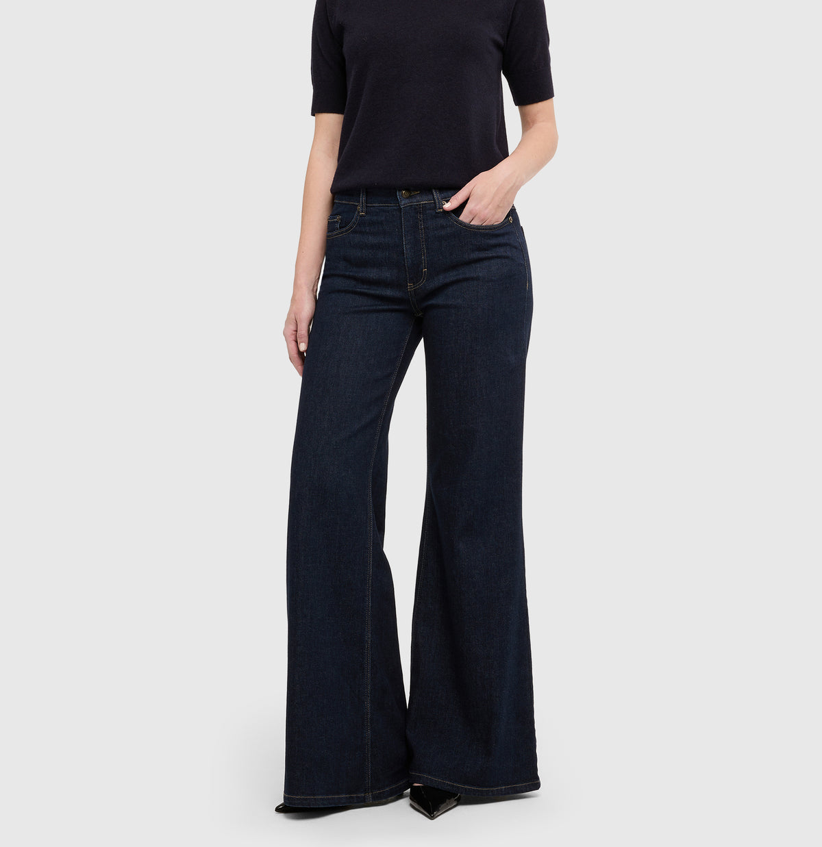 Wide fit made from comfort vintage denim. | WIDE flare | fashion rinsed | Detailed view 4 of model