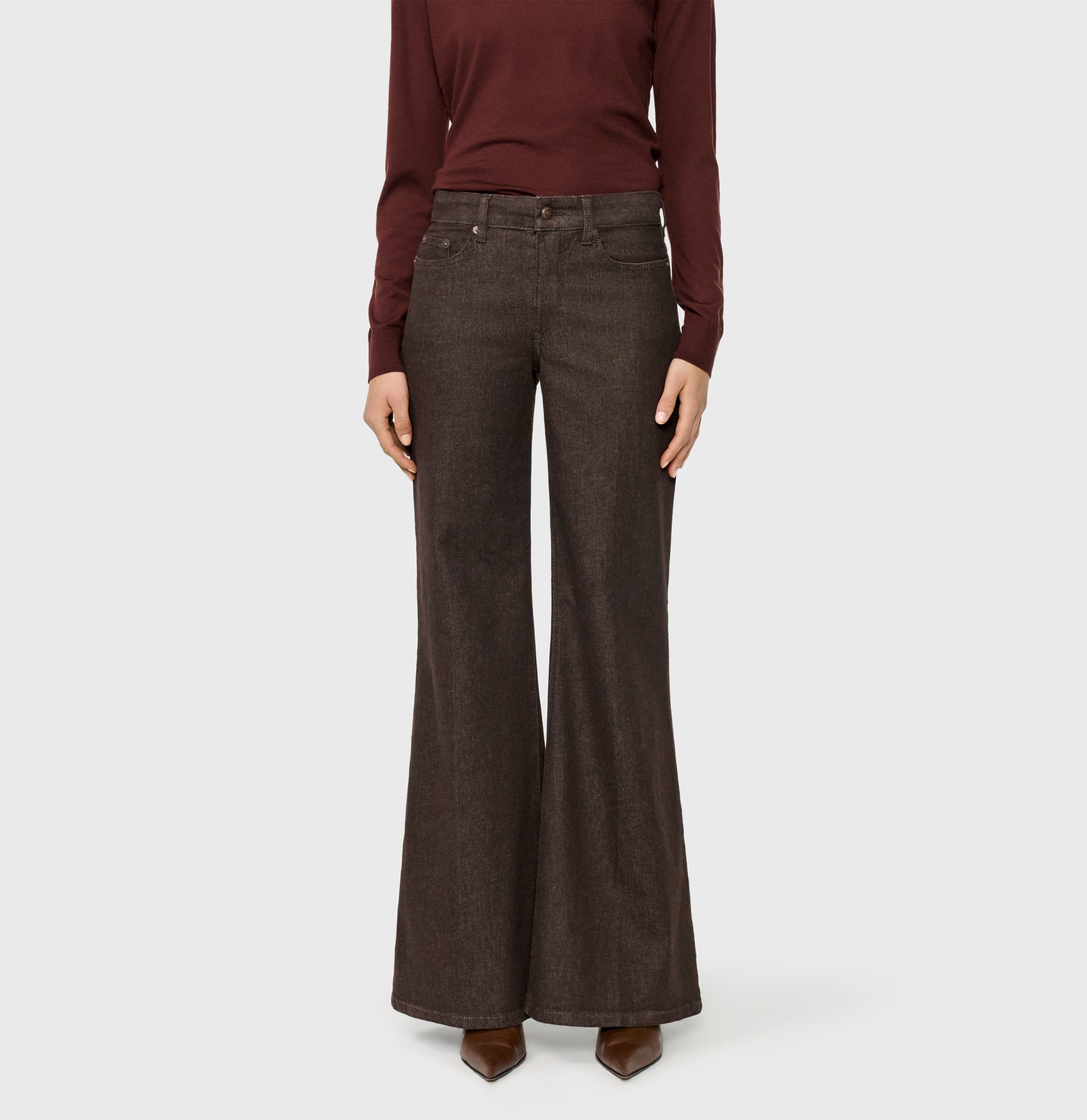 Wide fit made from comfort vintage denim. | WIDE flare | brown rinsed | Front view of model