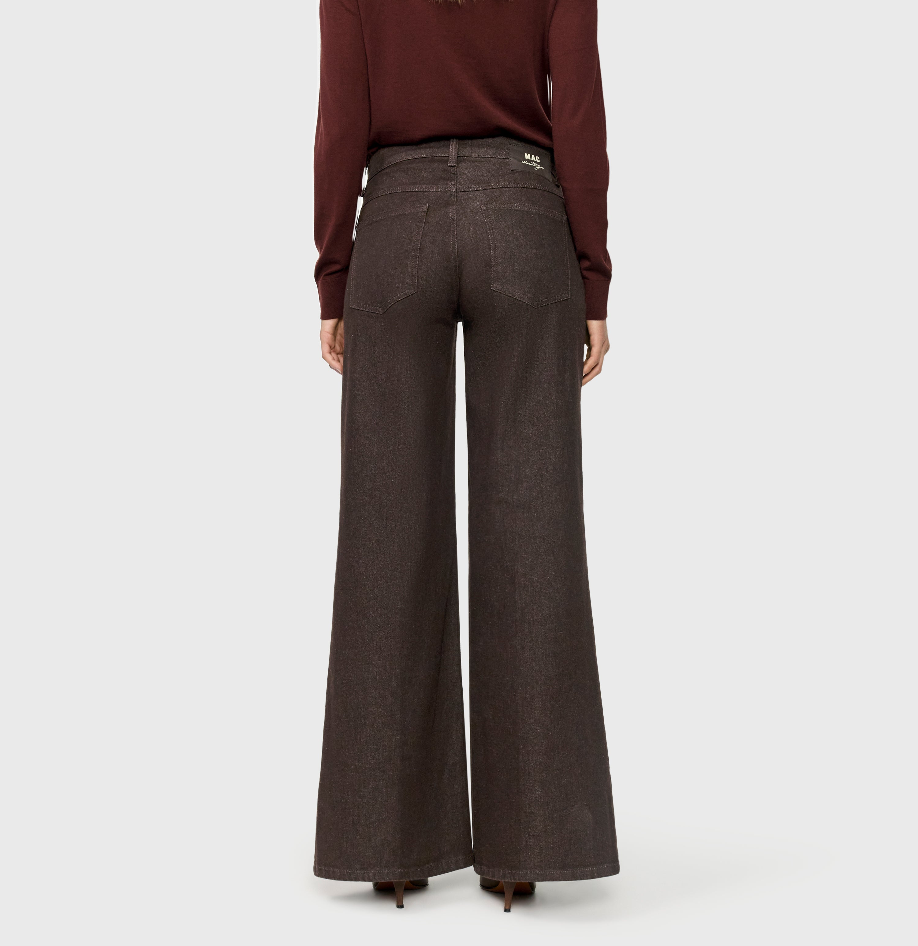 Wide fit made from comfort vintage denim. | WIDE flare | brown rinsed | Back view of model