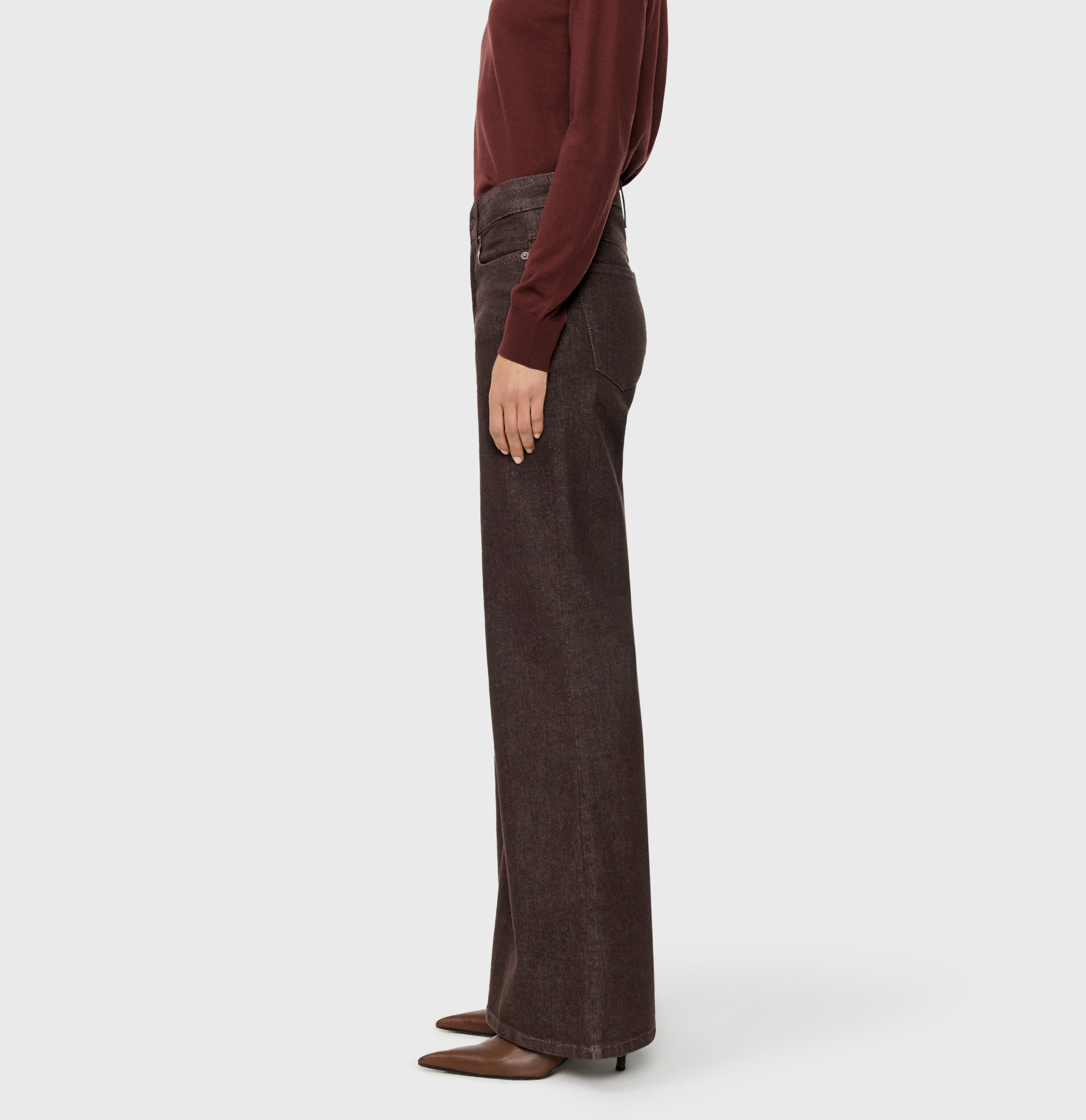 Wide fit made from comfort vintage denim. | WIDE flare | brown rinsed | Side view of model