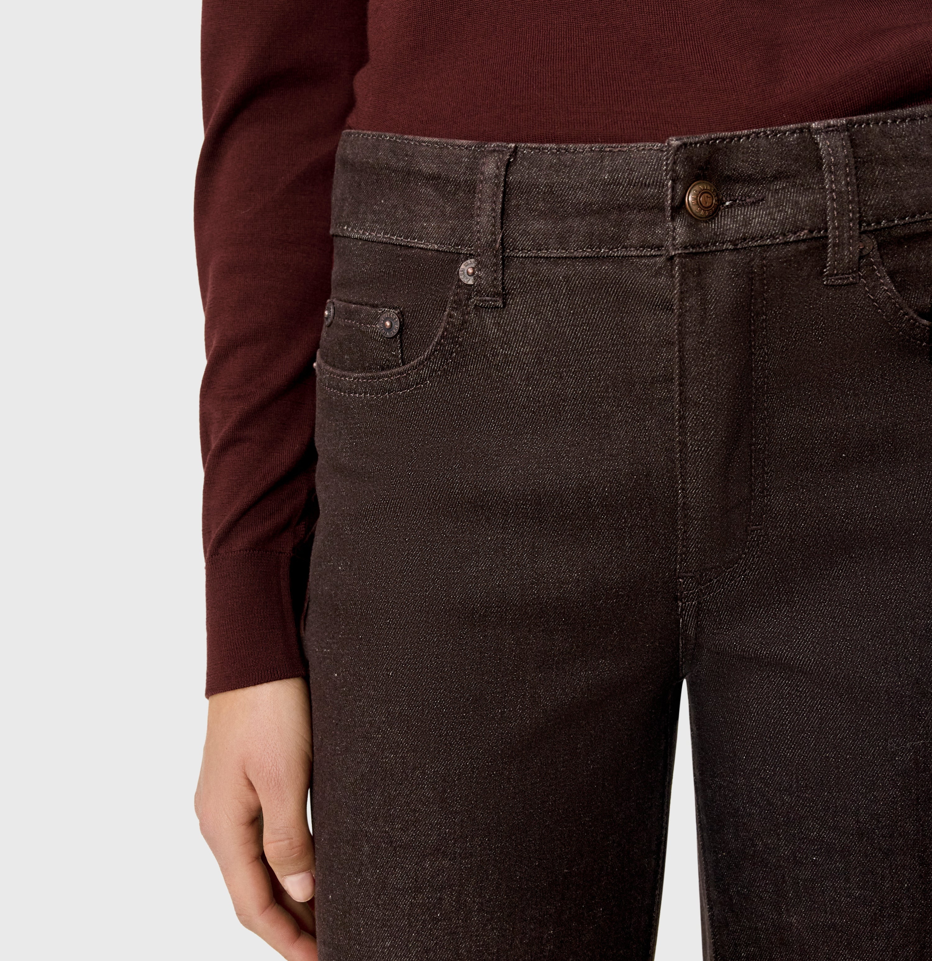 Wide fit made from comfort vintage denim. | WIDE flare | brown rinsed | Detailed view 2 of model