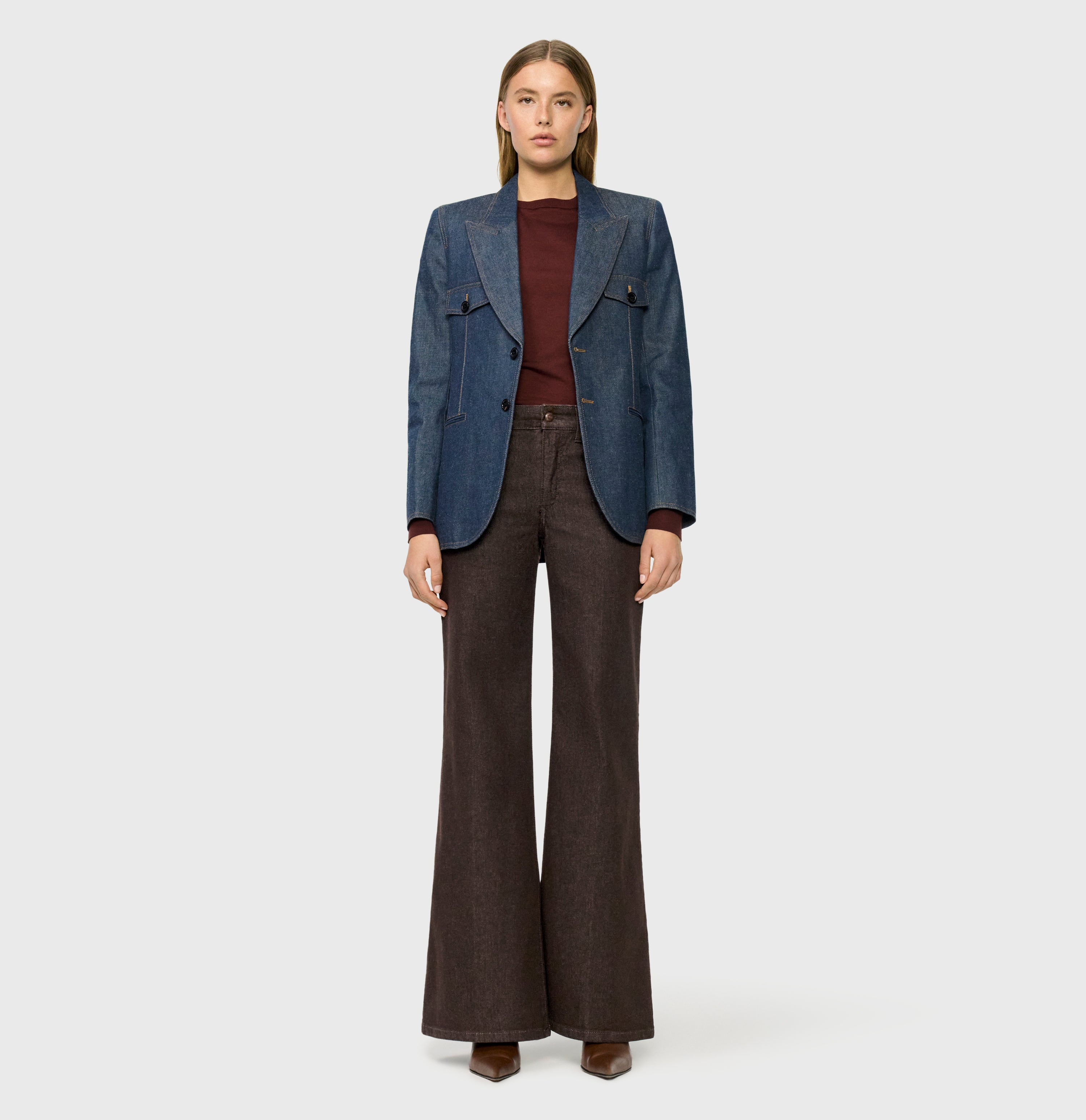 Wide fit made from comfort vintage denim. | WIDE flare | brown rinsed | Full-body of model