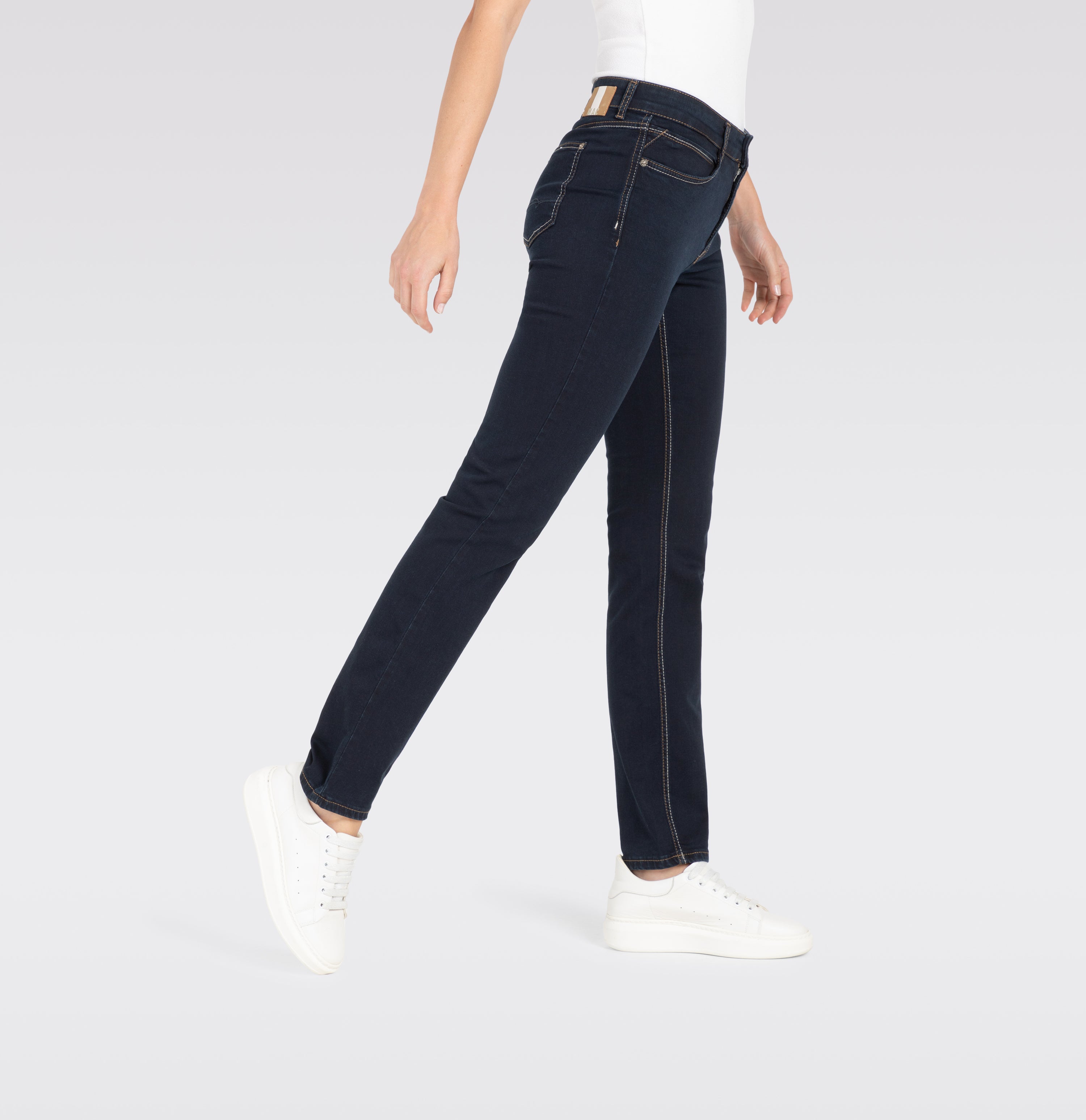 Straight jeans in a recycled cotton blend. | ANGELA | dark rinsewash | Detailed view 2 of model