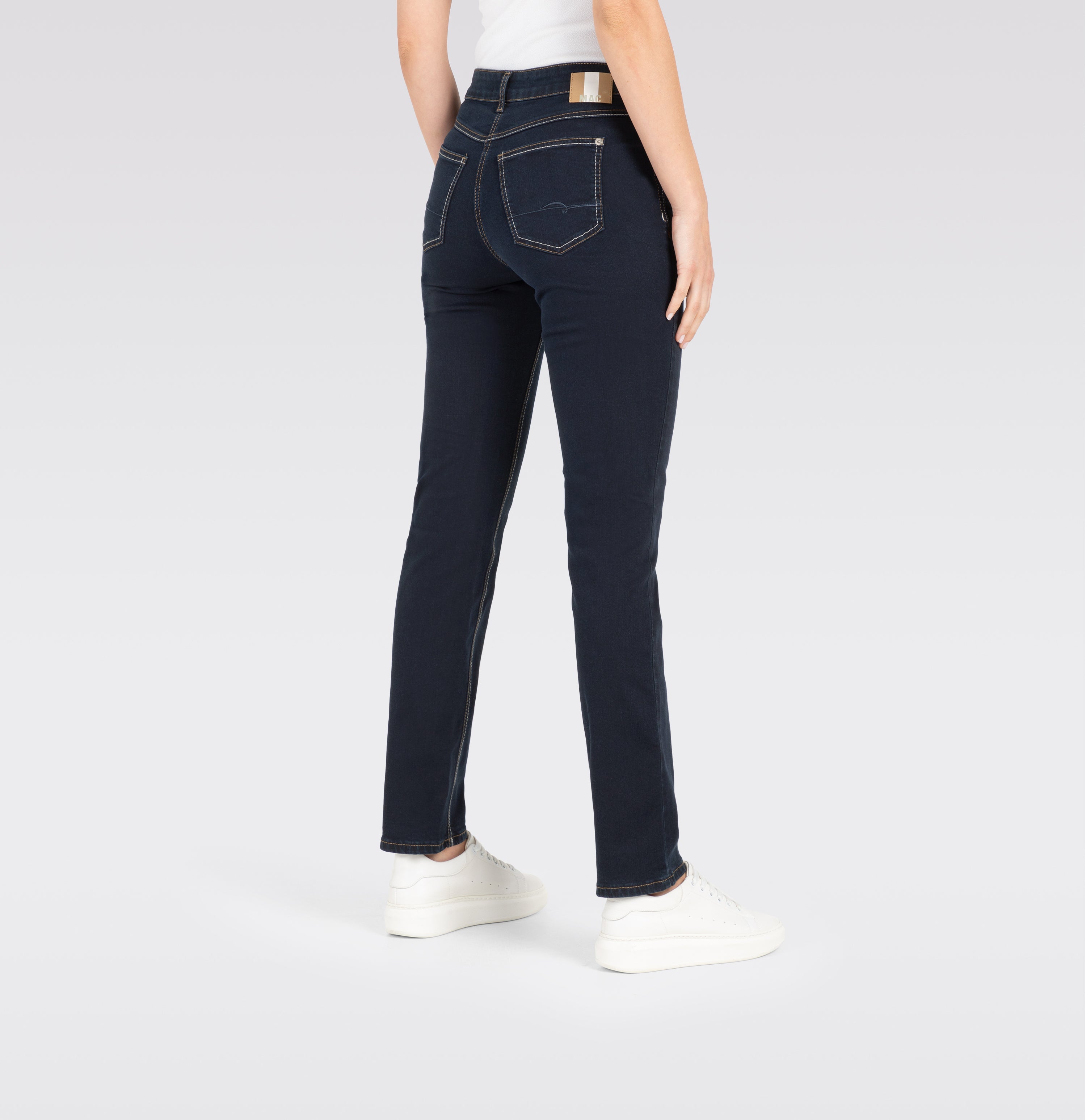 Straight jeans in a recycled cotton blend. | ANGELA | dark rinsewash | Detailed view 4 of model