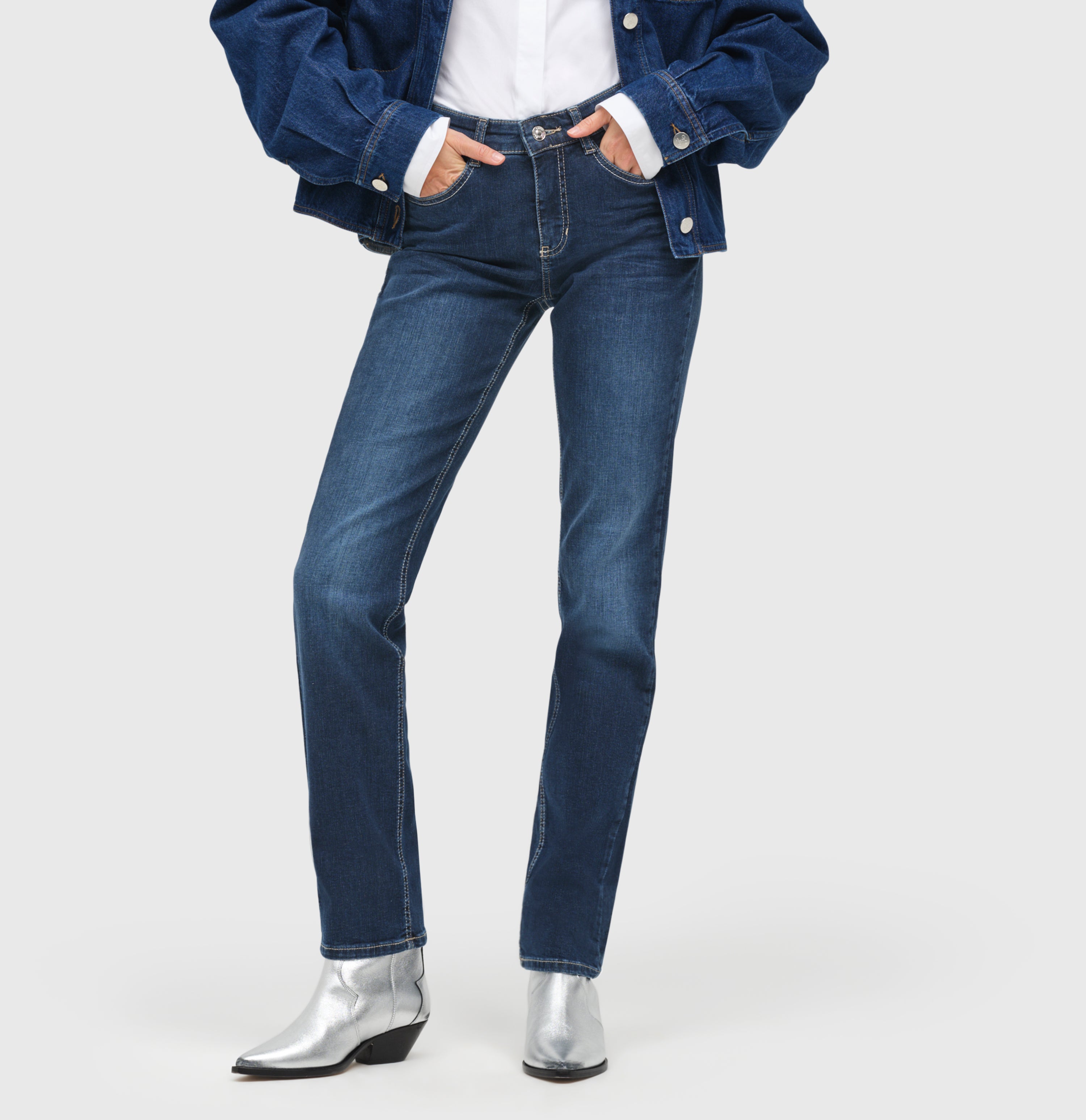 Straight jeans made of comfortable stretch denim. | S-NAME | S-FBBZ | Side view of model