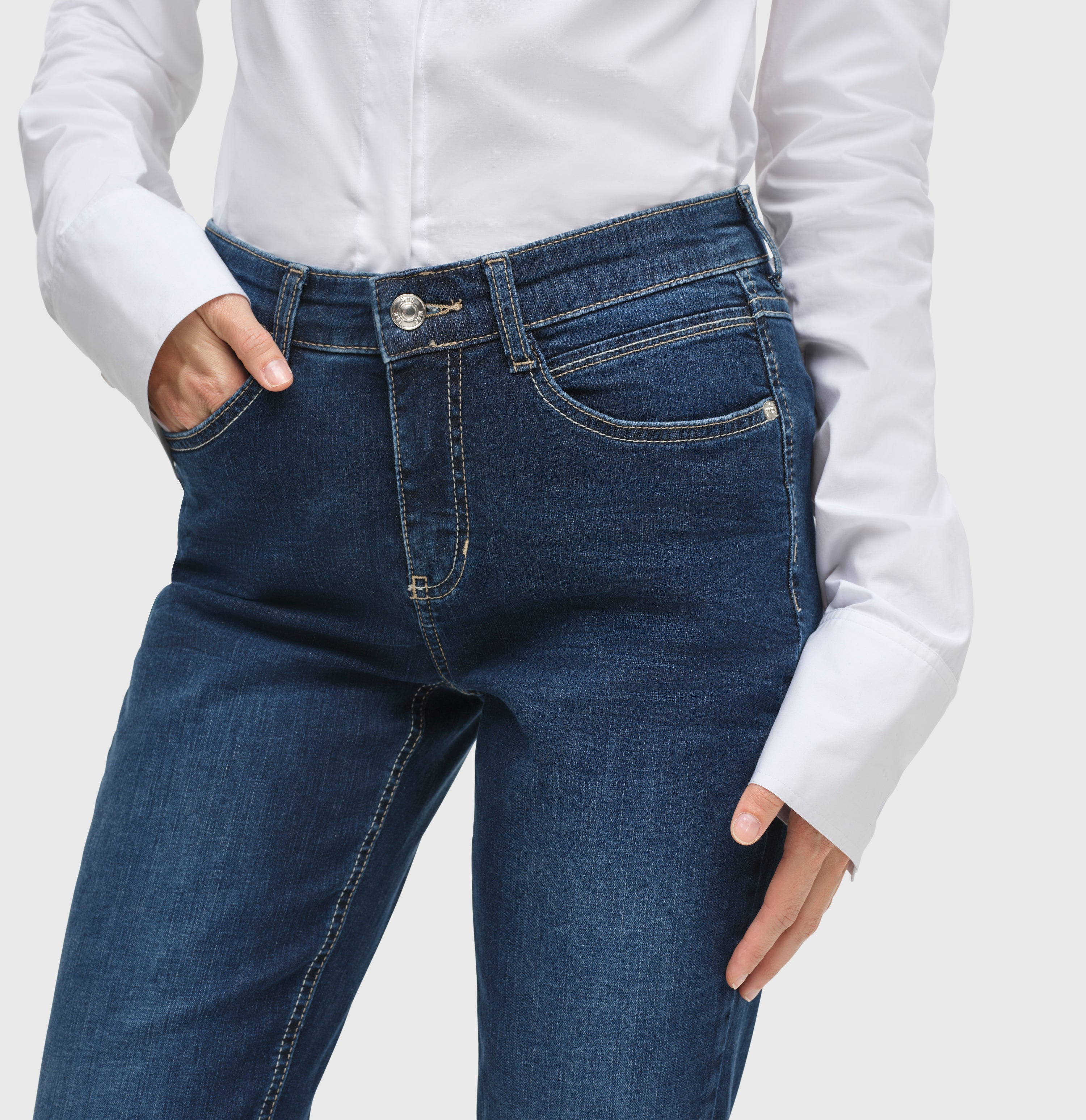 Straight jeans made of comfortable stretch denim. | ANGELA | new basic wash | Detailed view 2 of model