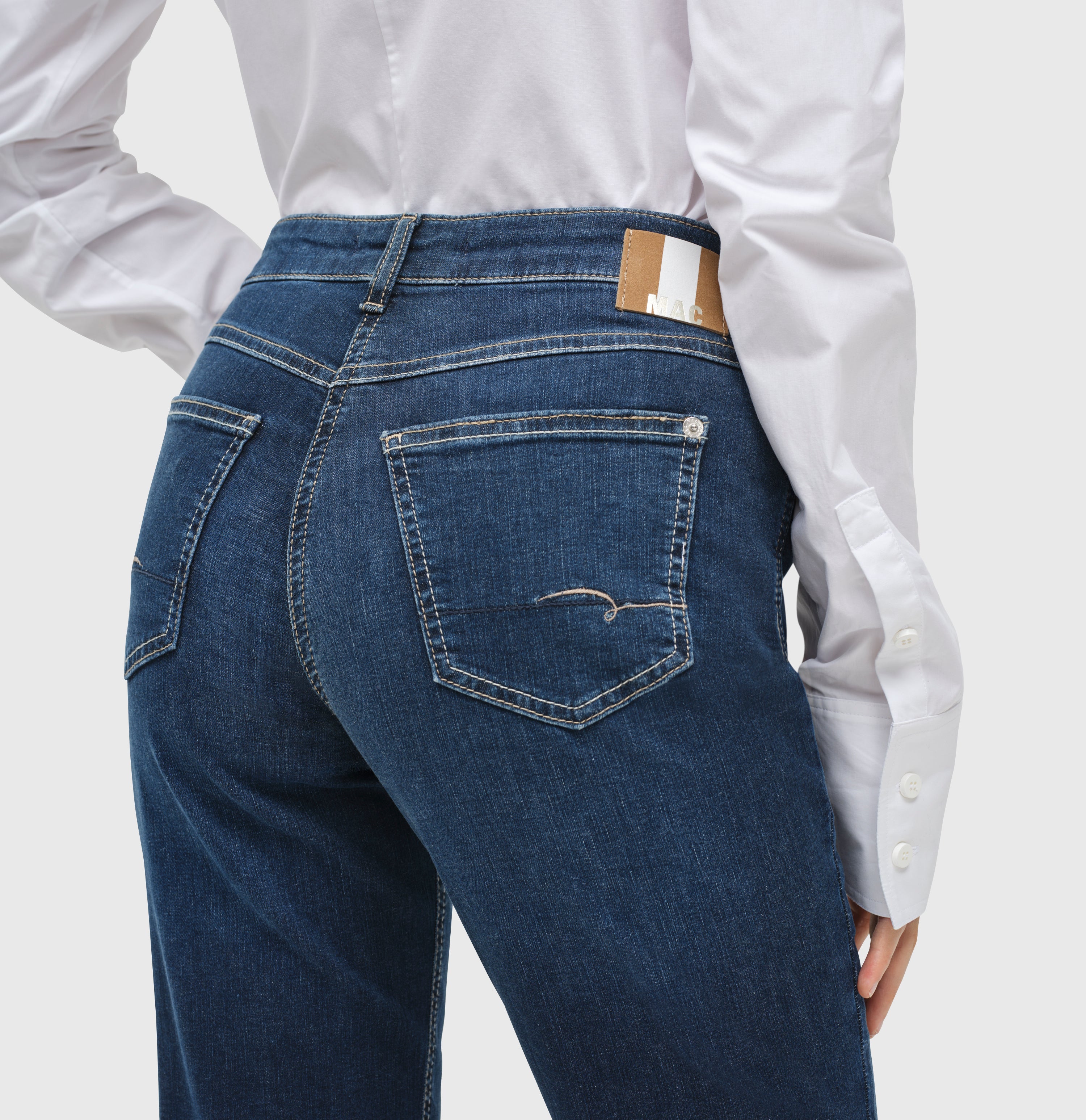 Straight jeans made of comfortable stretch denim. | ANGELA | new basic wash | Detailed view 3 of model