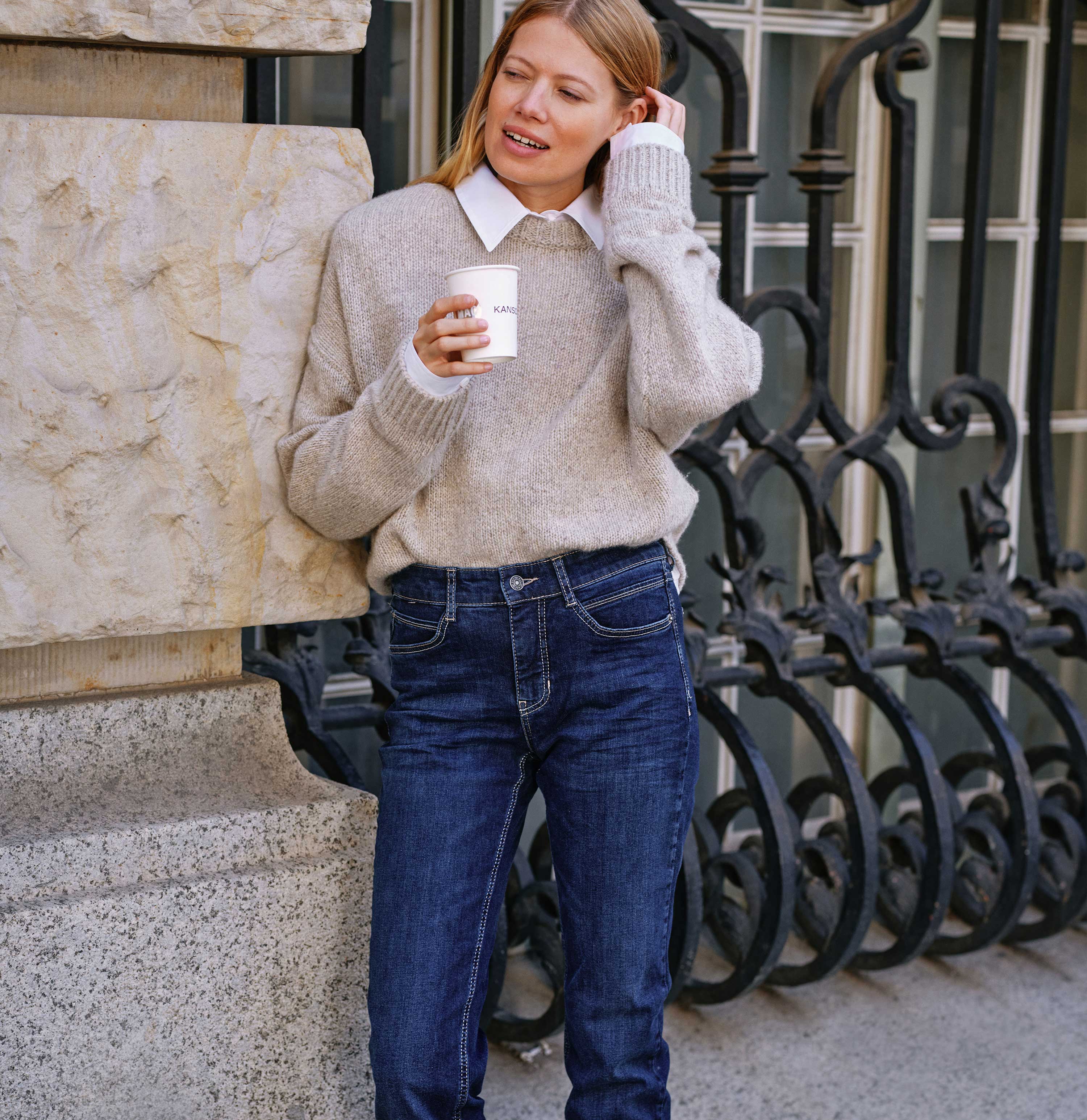 Straight jeans made of comfortable stretch denim. | S-NAME | S-FBBZ | Campaign image 3