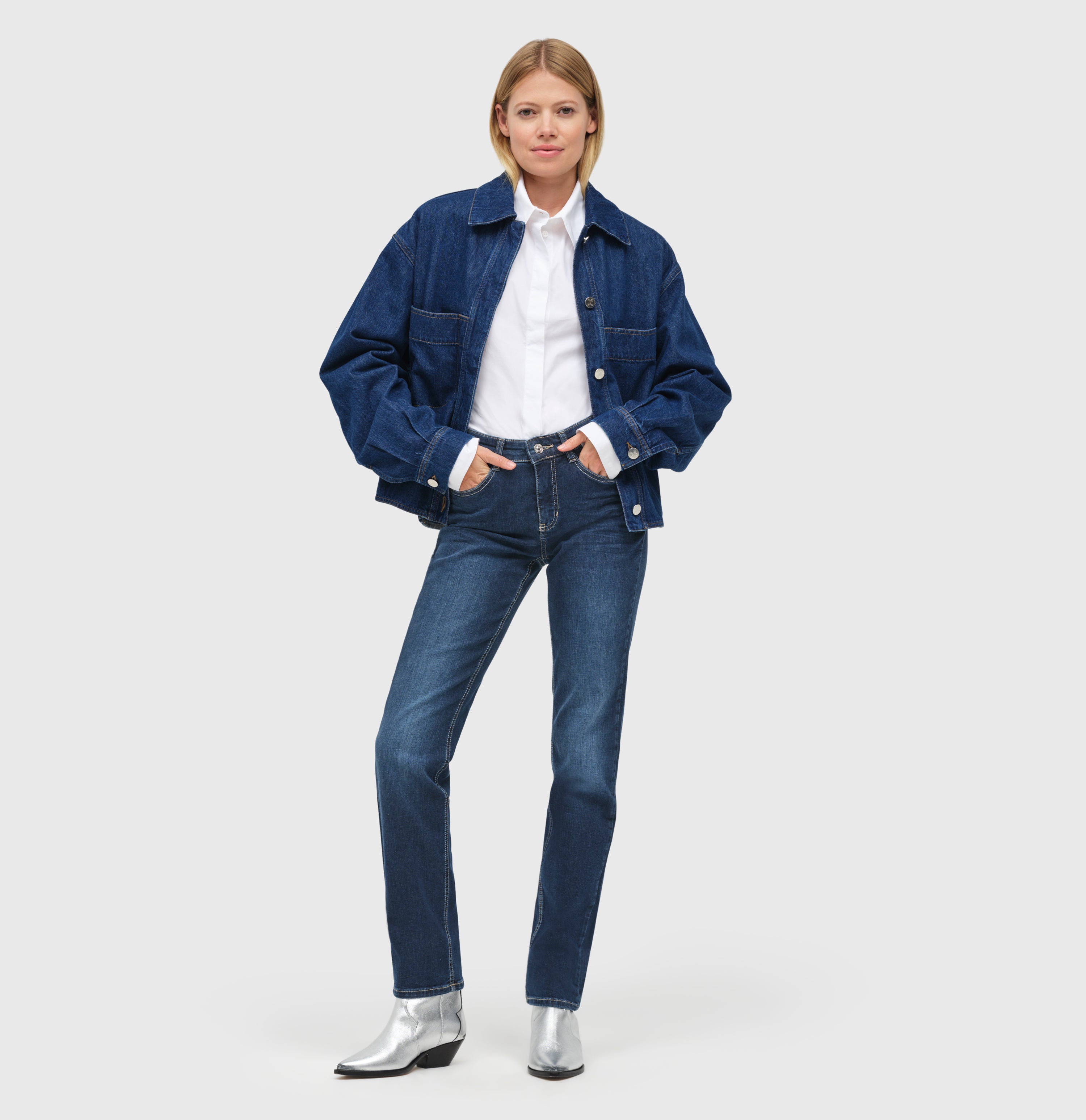Straight jeans made of comfortable stretch denim. | S-NAME | S-FBBZ | Full-body of model
