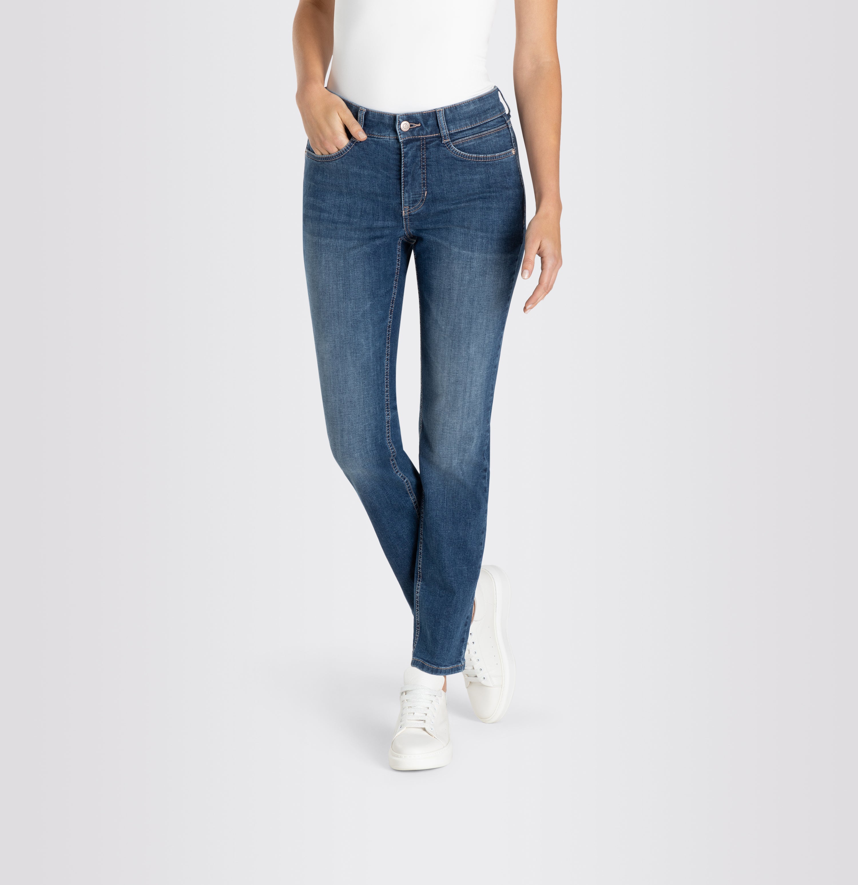 Comfortable straight jeans with a higher waist. | S-NAME | S-FBBZ | Front view of model