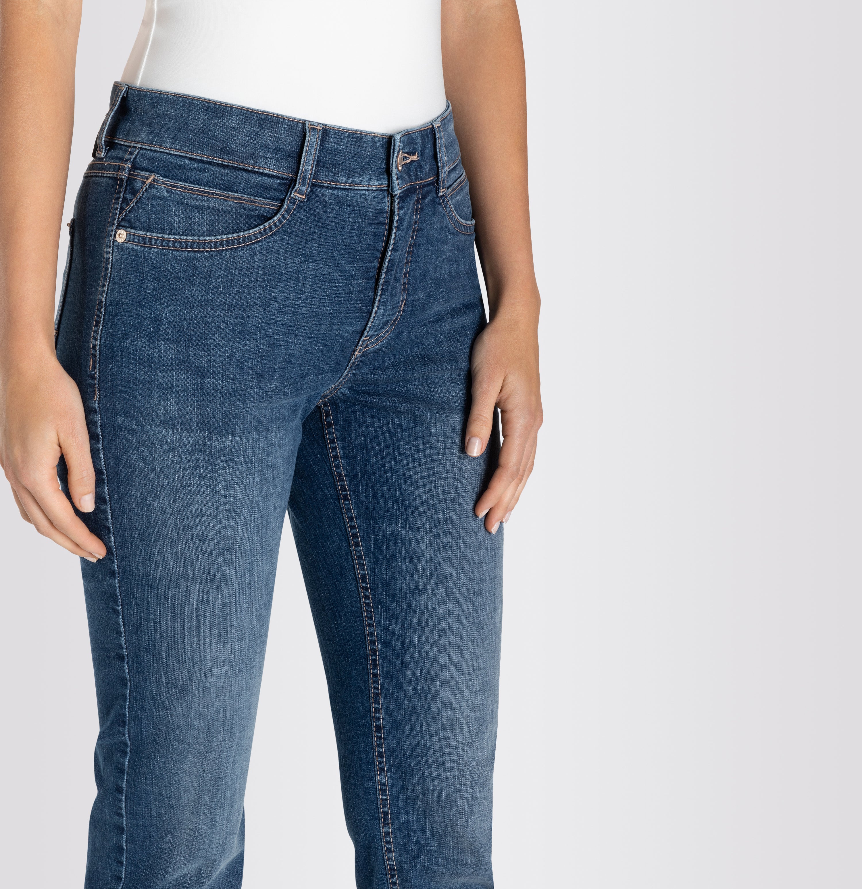 Comfortable straight jeans with a higher waist. | ANGELA | simple wash | Side view of model
