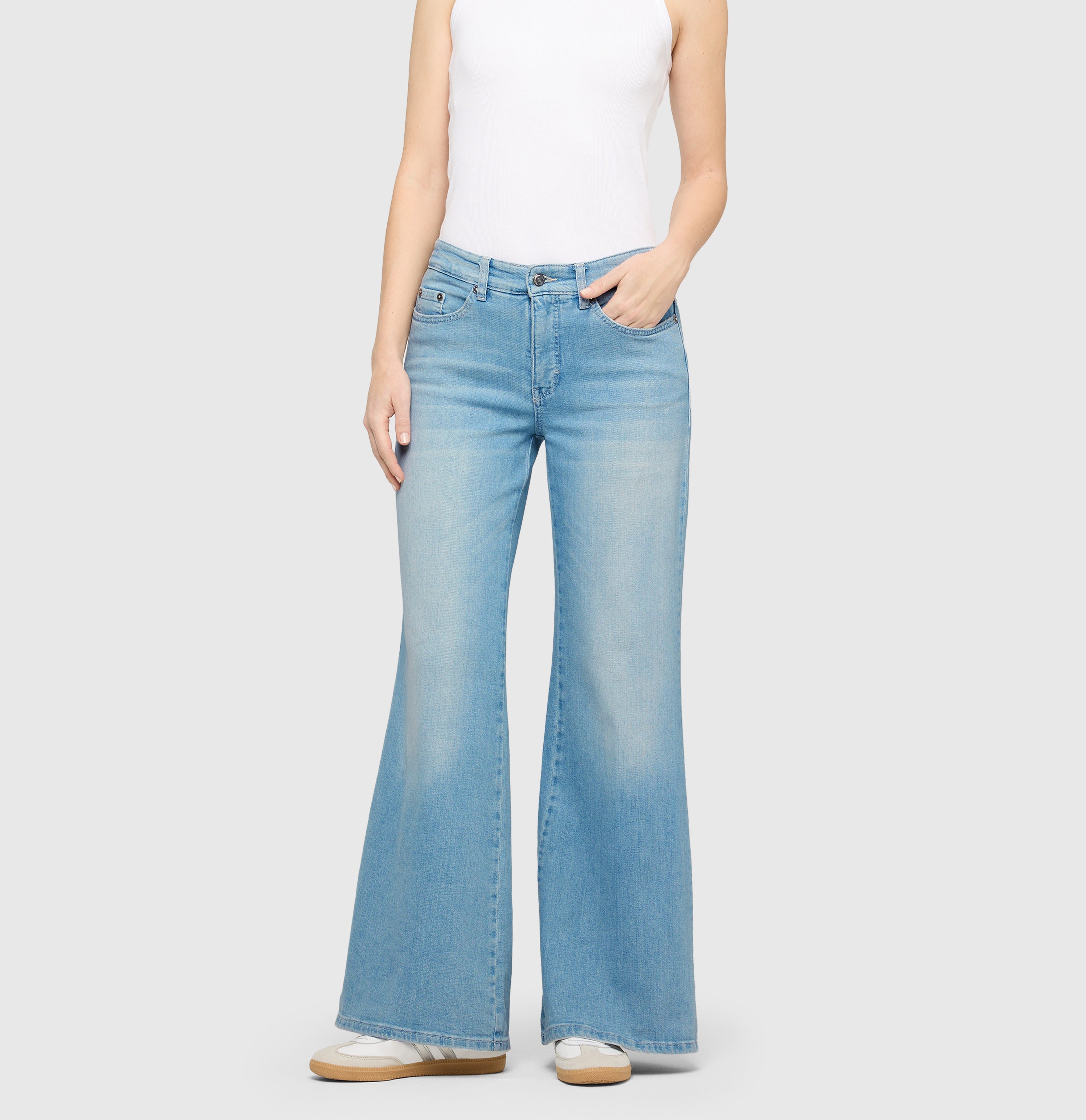 Wide flare jeans with pocket details. | WIDE patch pocket | super bright stoned wash | Front view of model