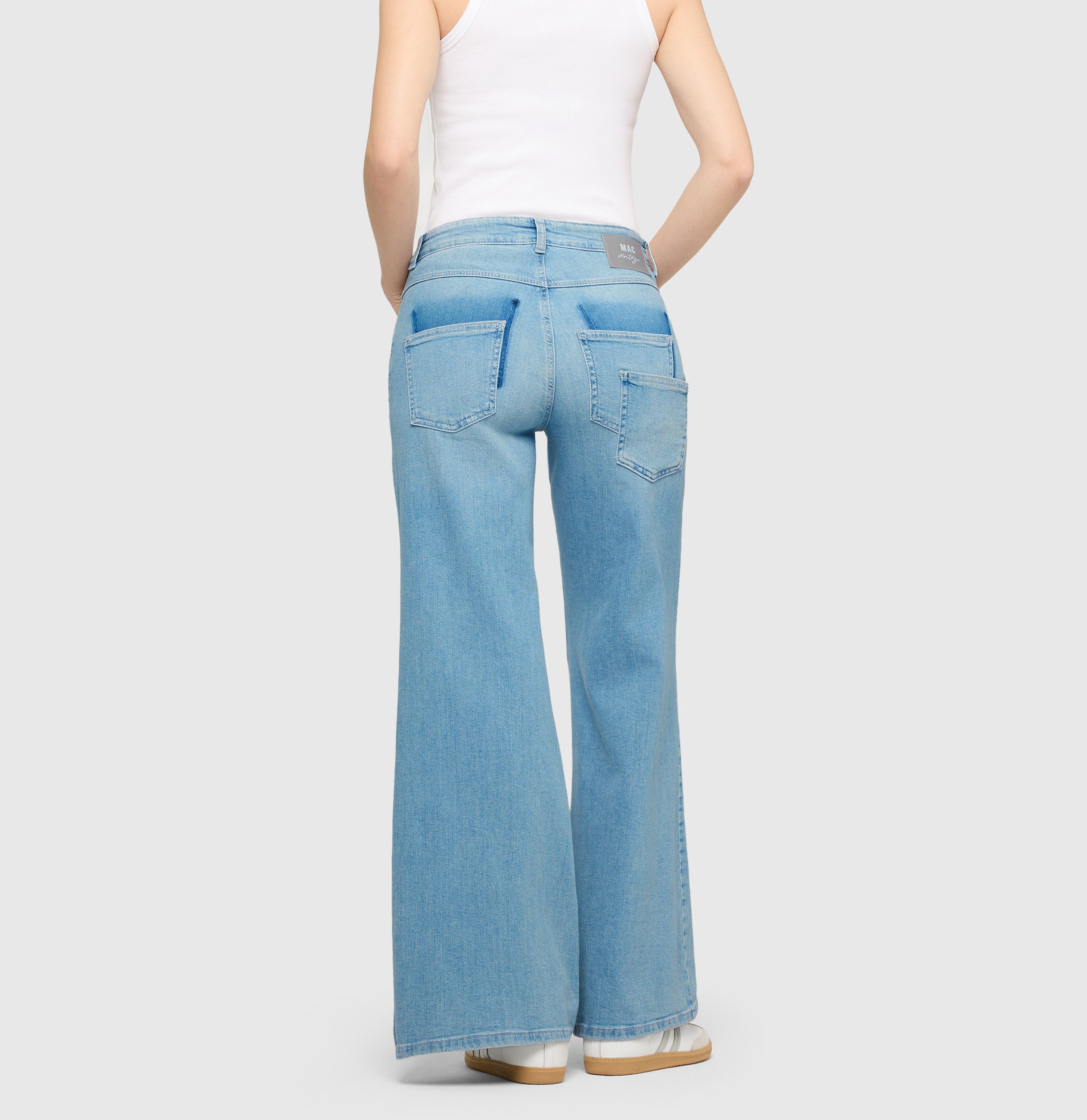 Wide flare jeans with pocket details. | WIDE patch pocket | super bright stoned wash | Back view of model