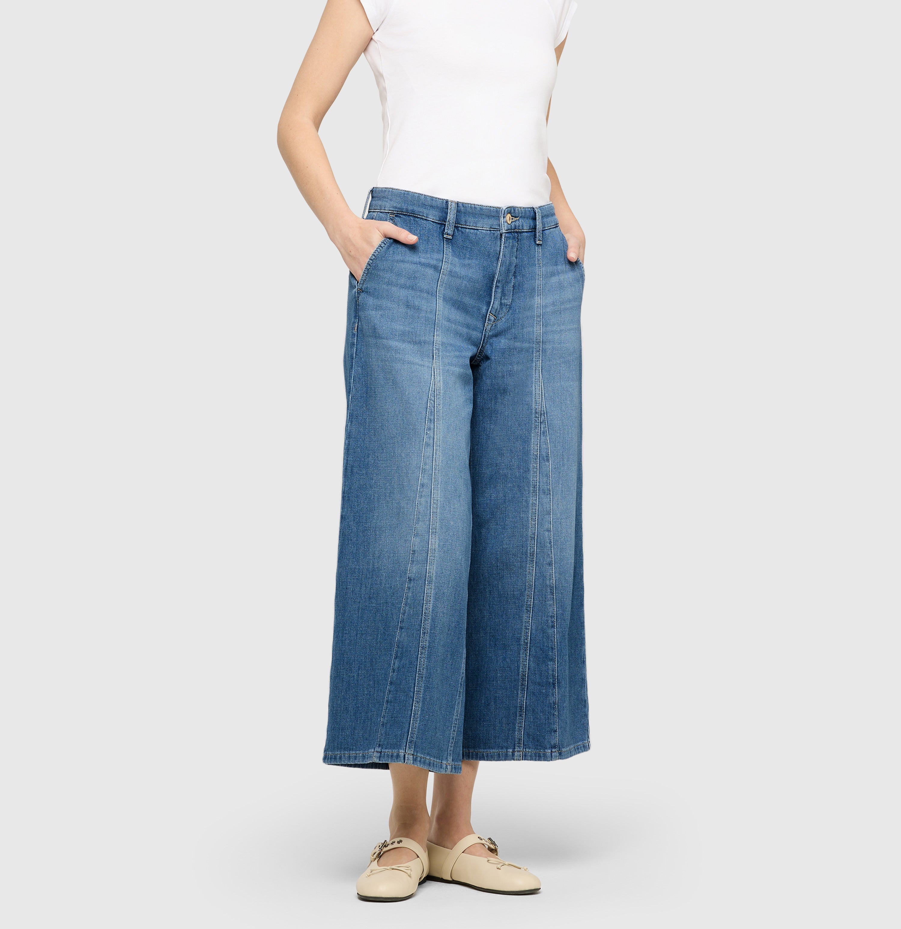 Denim culotte with sporty seam details. | JUNA | basic aqua blue wash | Front view of model