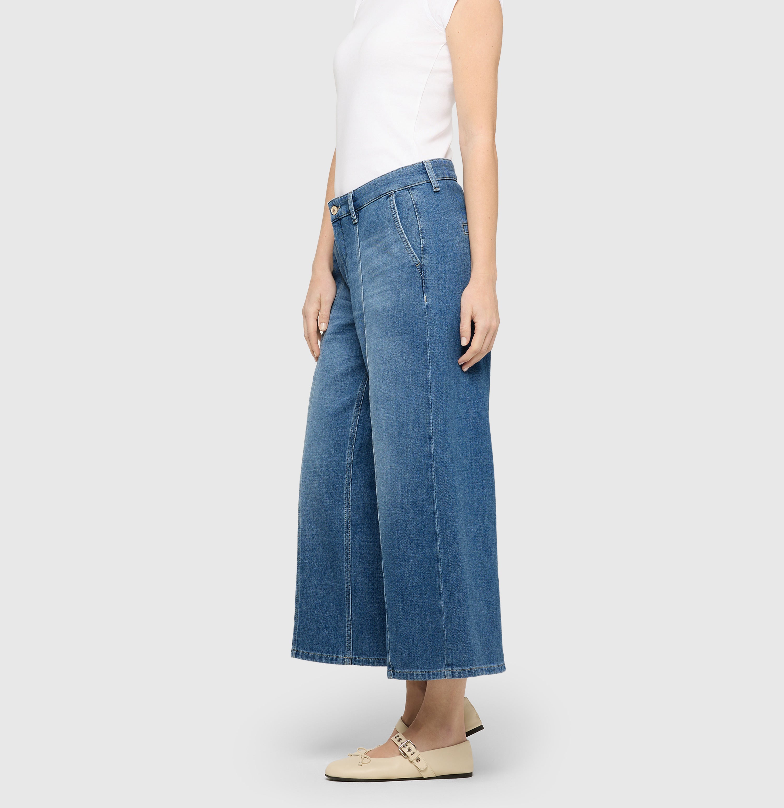 Denim culotte with sporty seam details. | JUNA | basic aqua blue wash | Side view of model