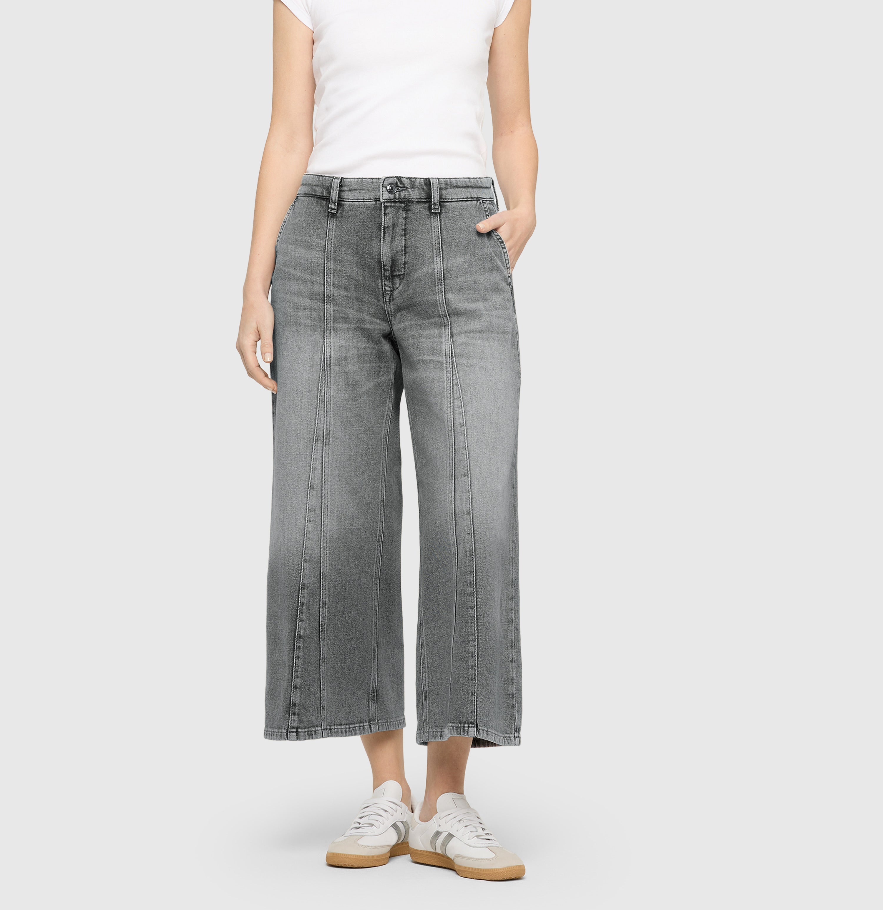 Denim culotte with sporty seam details. | JUNA | ash grey used wash | Front view of model
