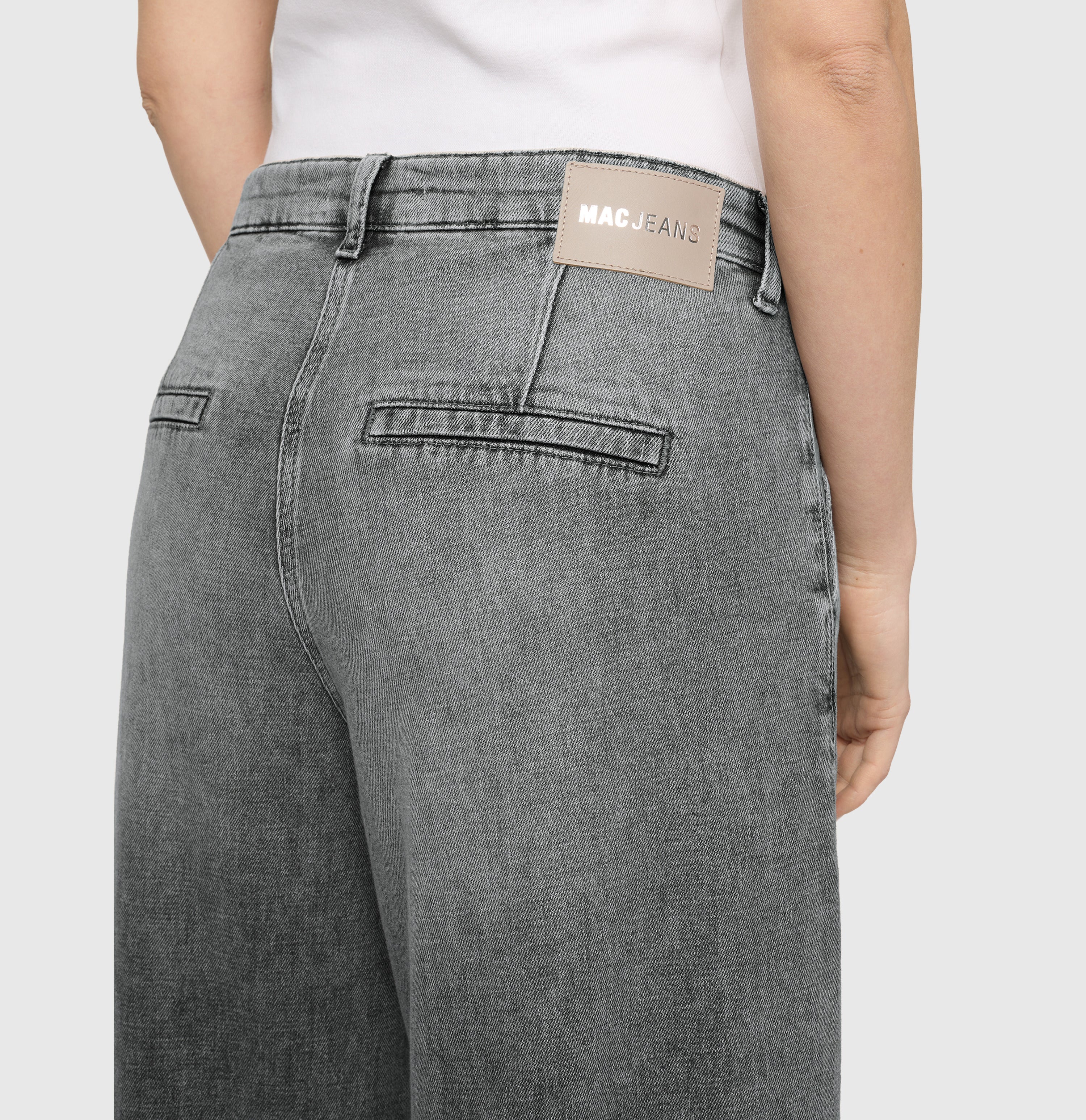 Denim culotte with sporty seam details. | JUNA | ash grey used wash | Detailed view 2 of model