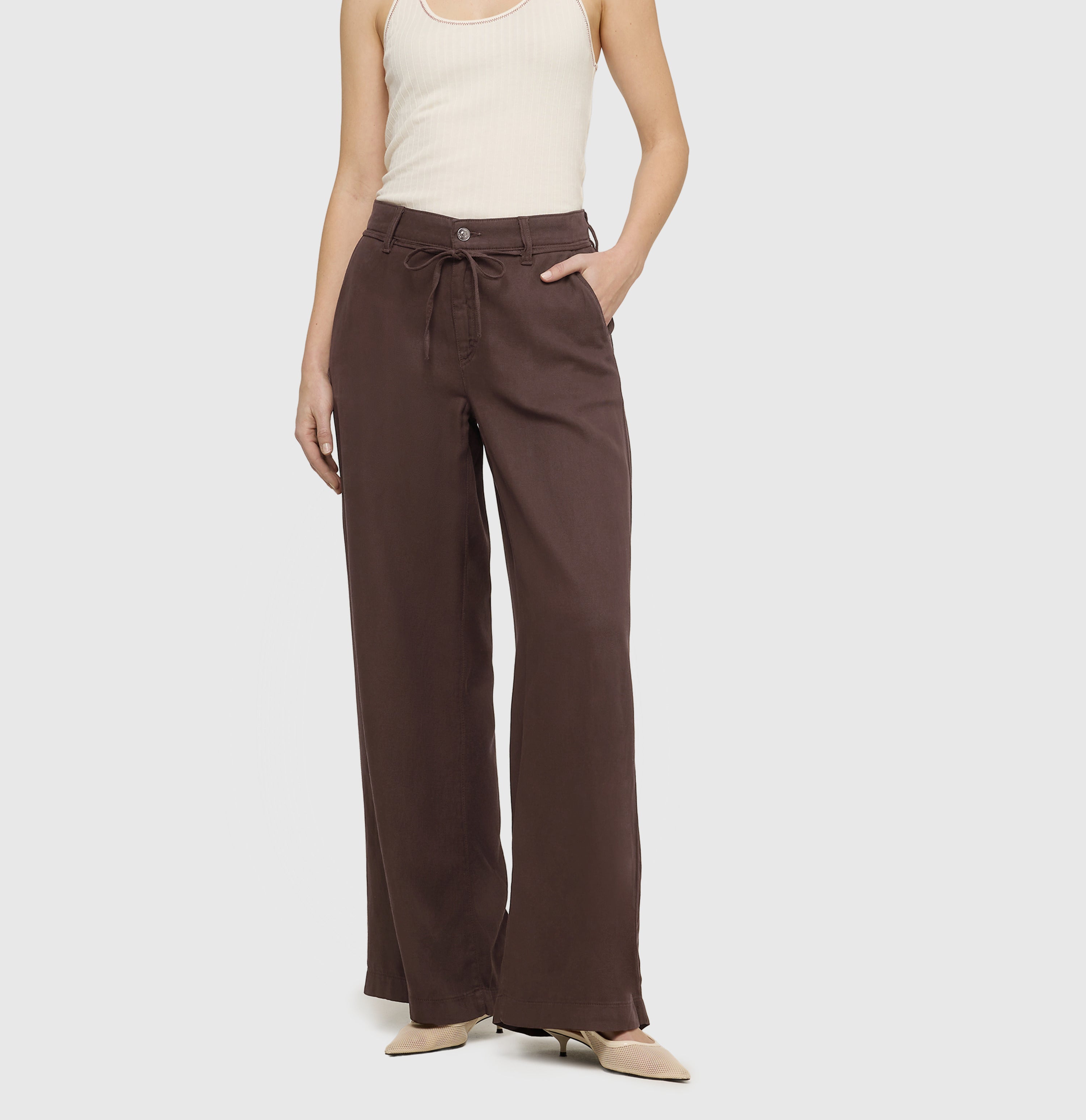 Wide fit in a linen-lyocell-cotton blend. | WENDY 2.3 | truffle brown PPT | Front view of model