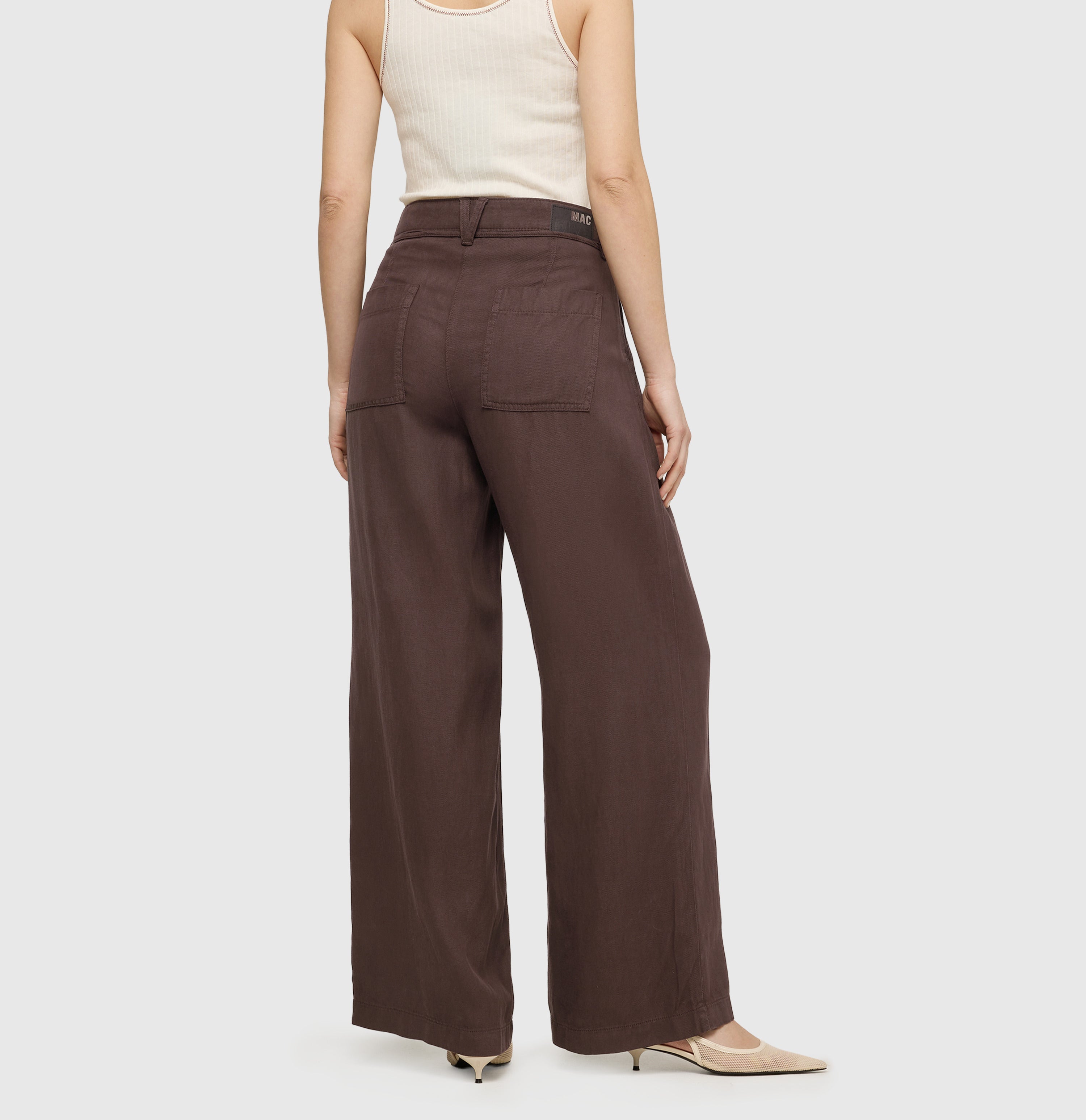 Wide fit in a linen-lyocell-cotton blend. | WENDY 2.3 | truffle brown PPT | Back view of model