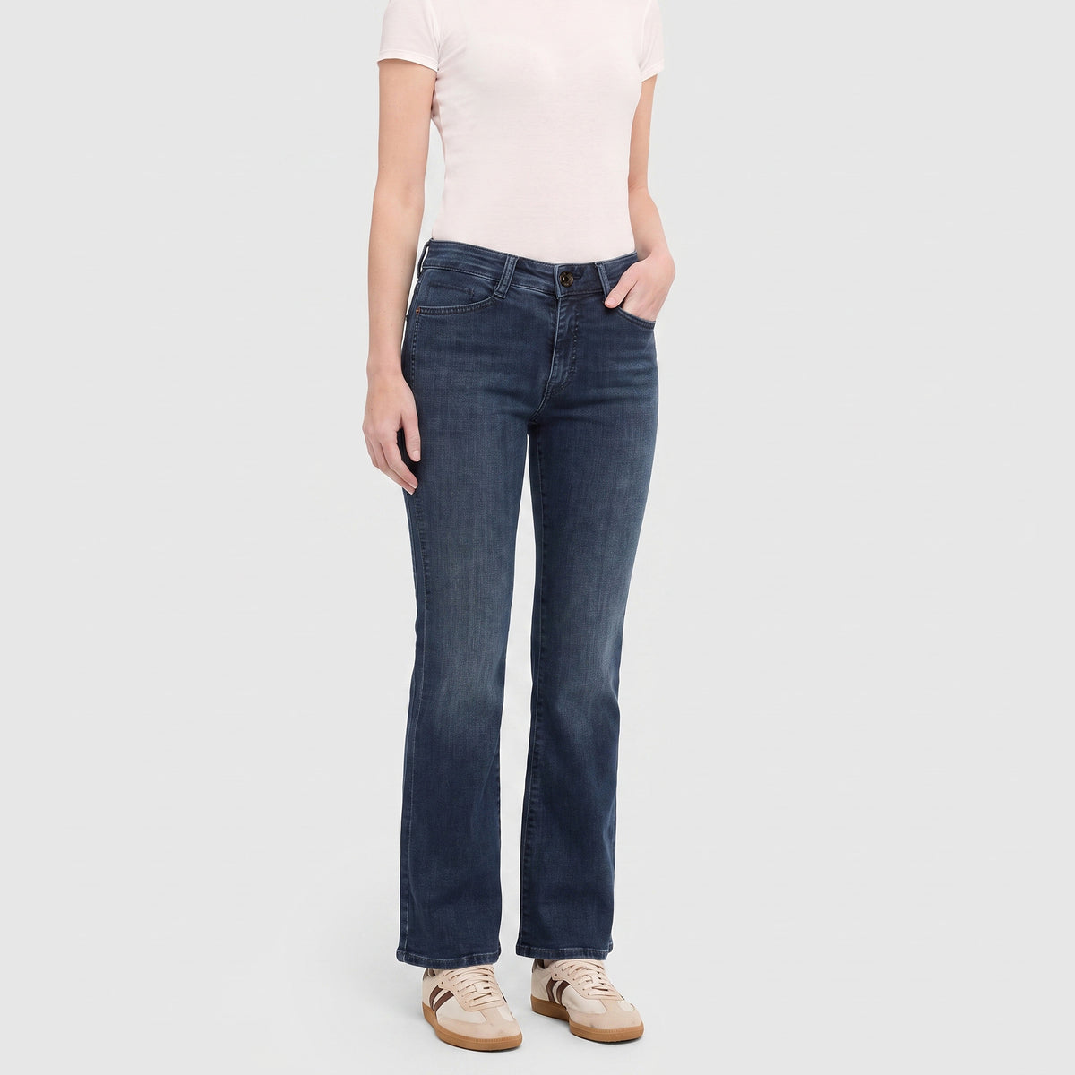 Vintage jeans in a flared fit. | LAURA seam | blue midnight wash | Front view of model