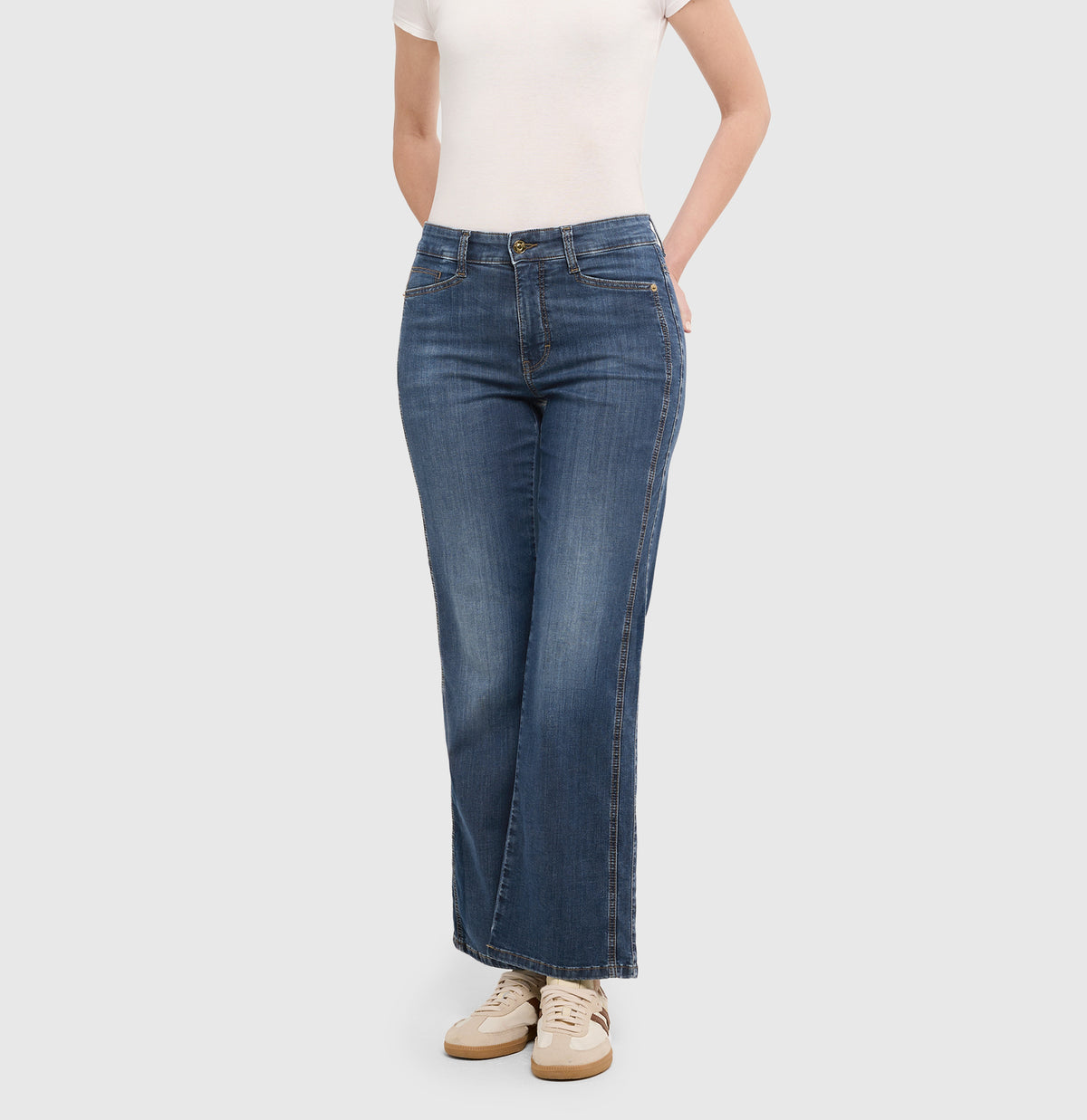  | LAURA seam glam | mid blue used wash | Front view of model