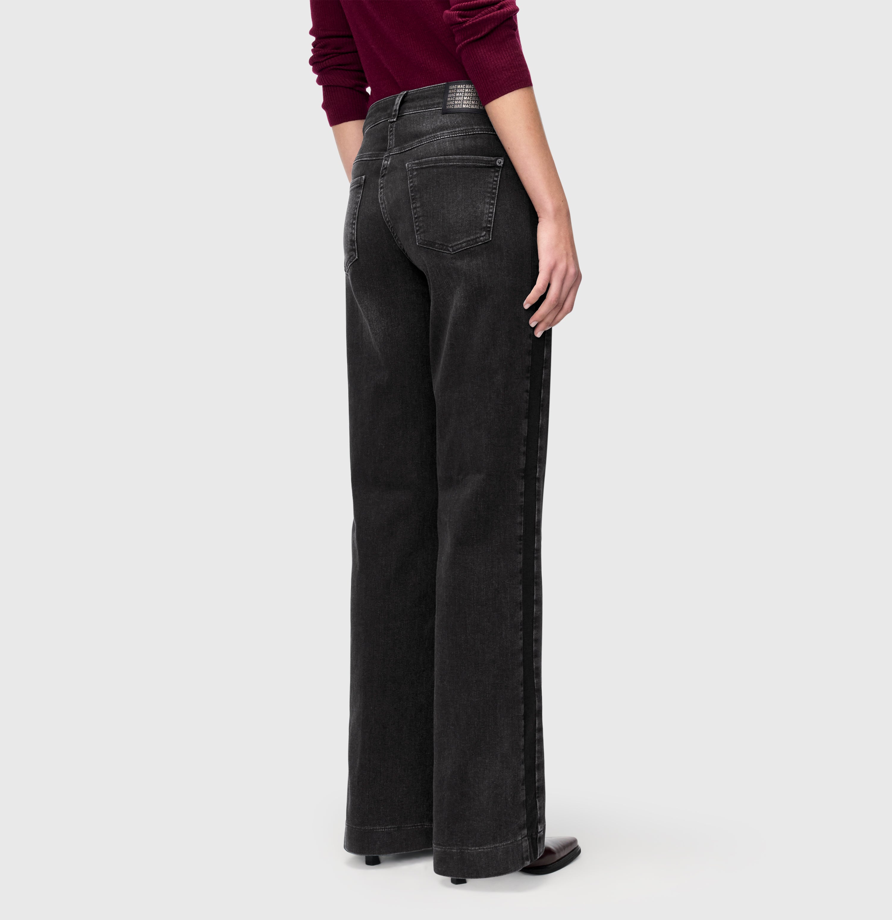 Wide, comfortable jeans with galloons. | WIDE galon | authentic blackest | Back view of model