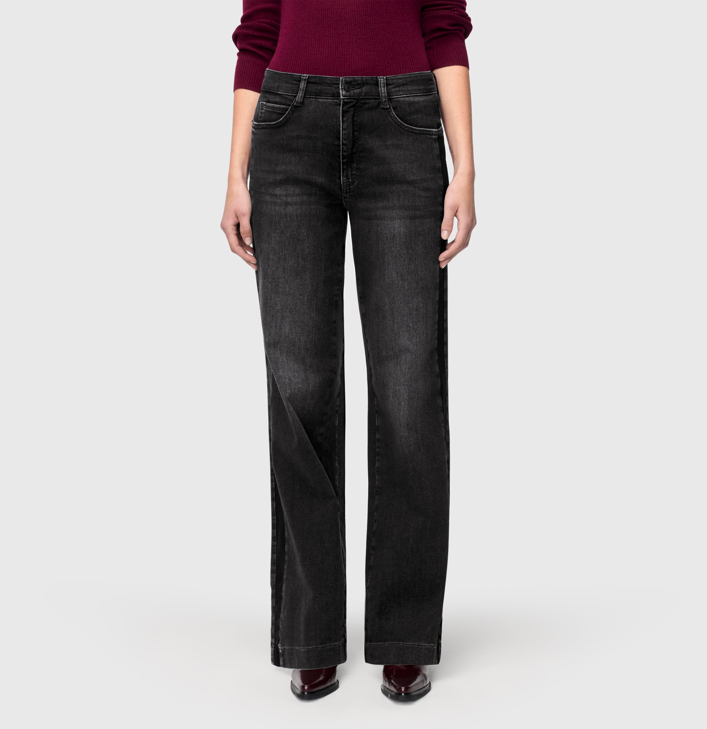 Wide, comfortable jeans with galloons. | S-NAME | S-FBBZ | Side view of model