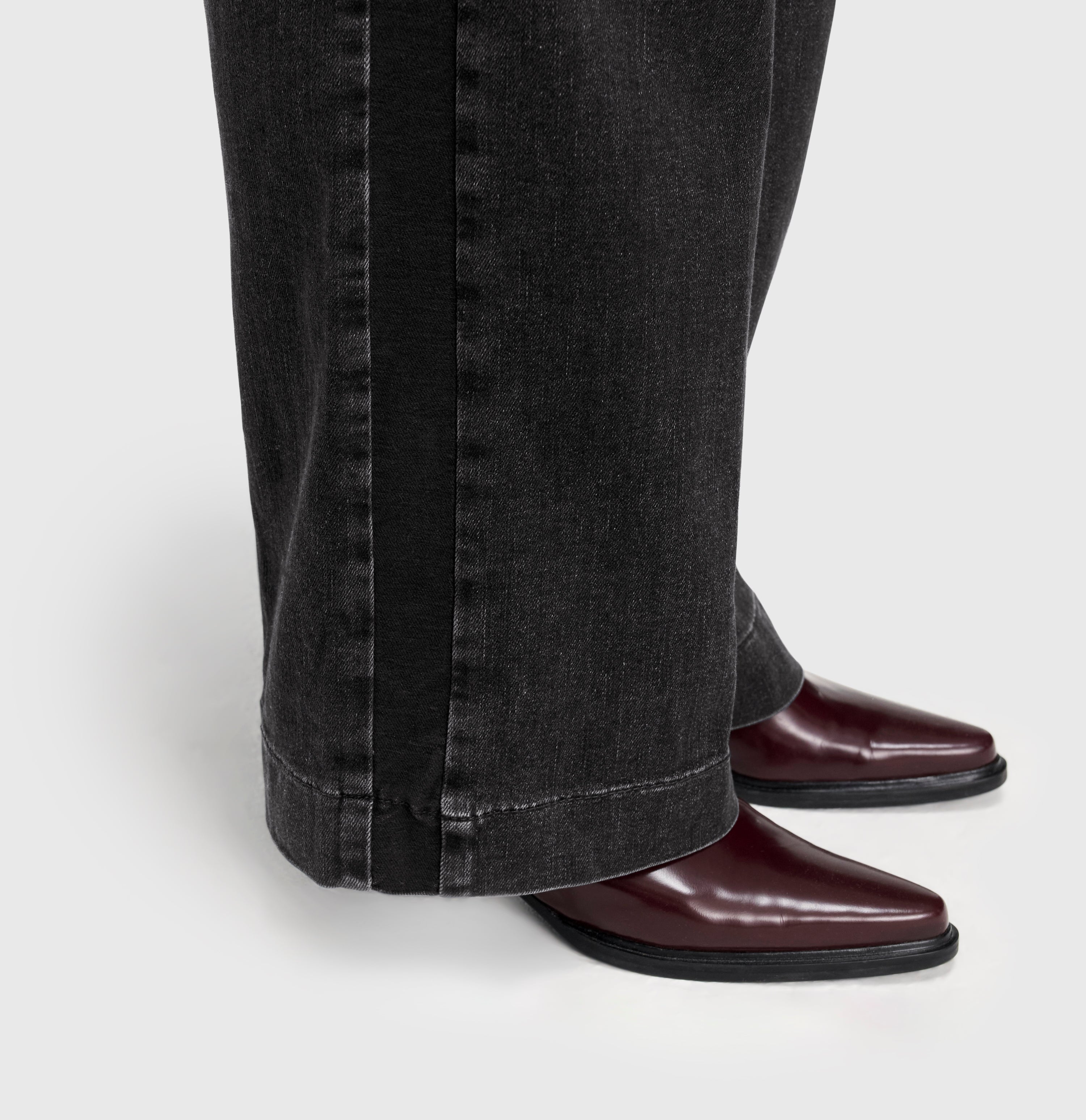 Wide, comfortable jeans with galloons. | S-NAME | S-FBBZ | Detailed view 4 of model