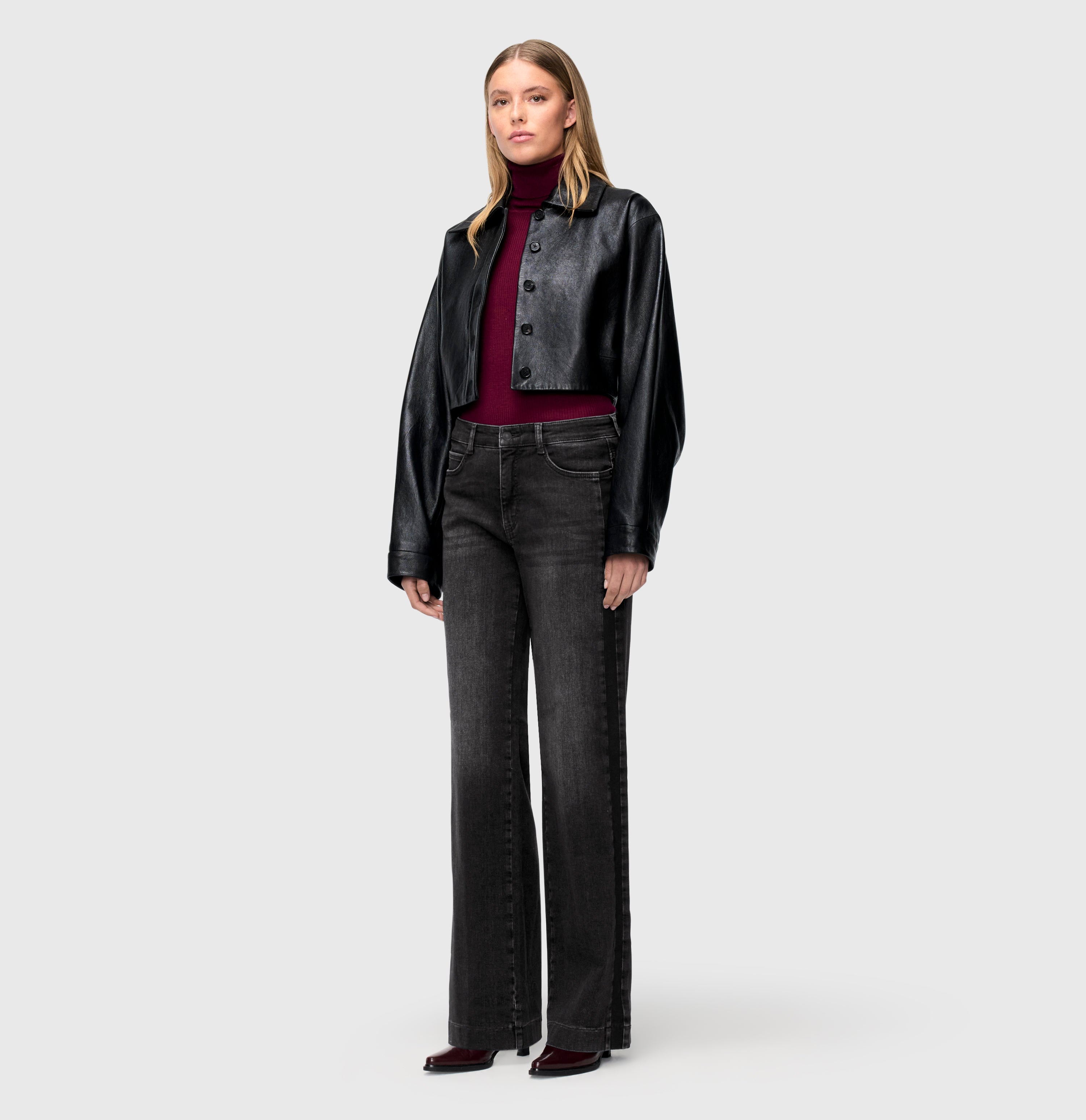 Wide, comfortable jeans with galloons. | S-NAME | S-FBBZ | Full-body of model