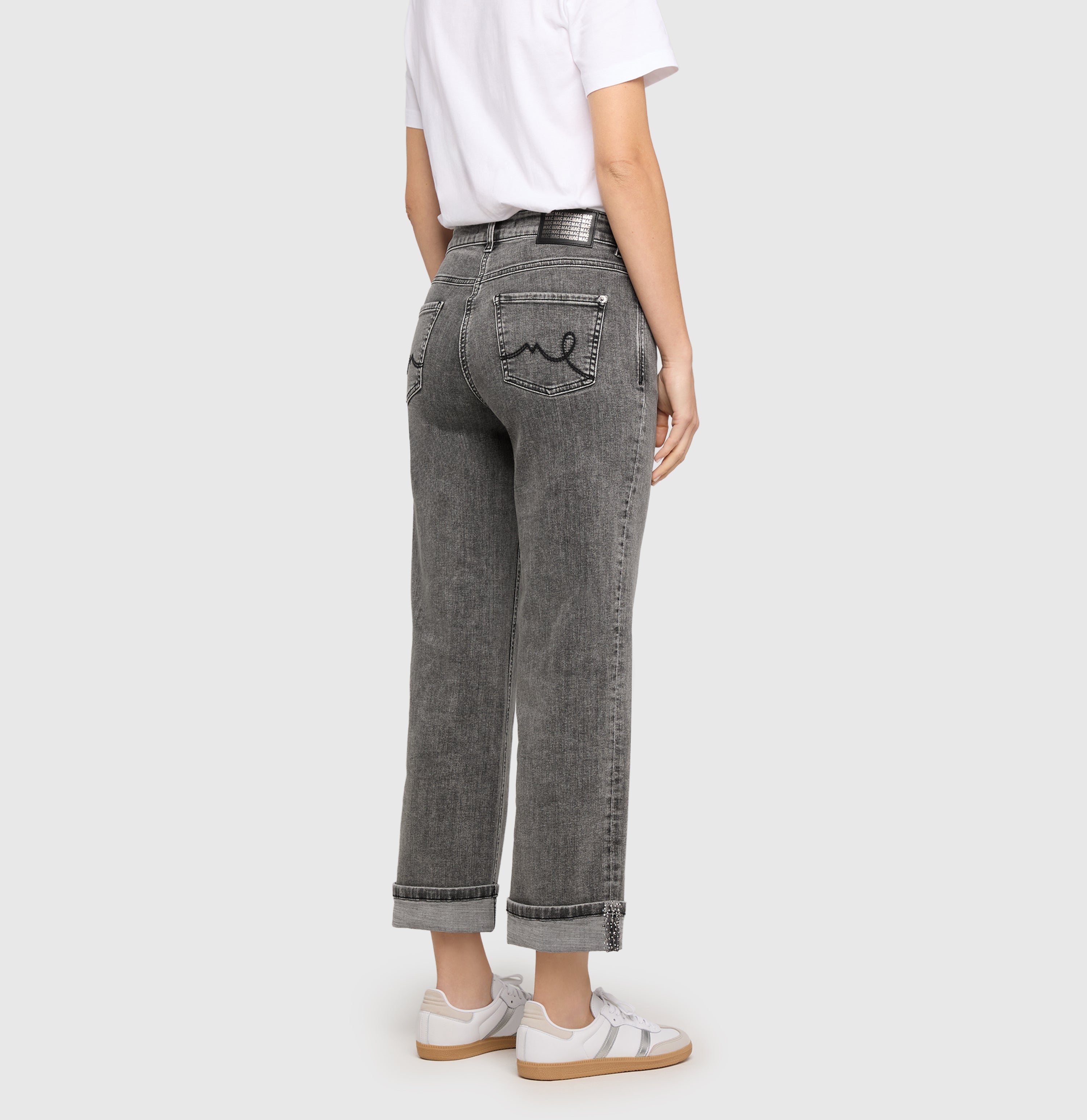 Flared fit with fine jewellery details. | LAURA smart glam | ashgrey basic used | Side view of model