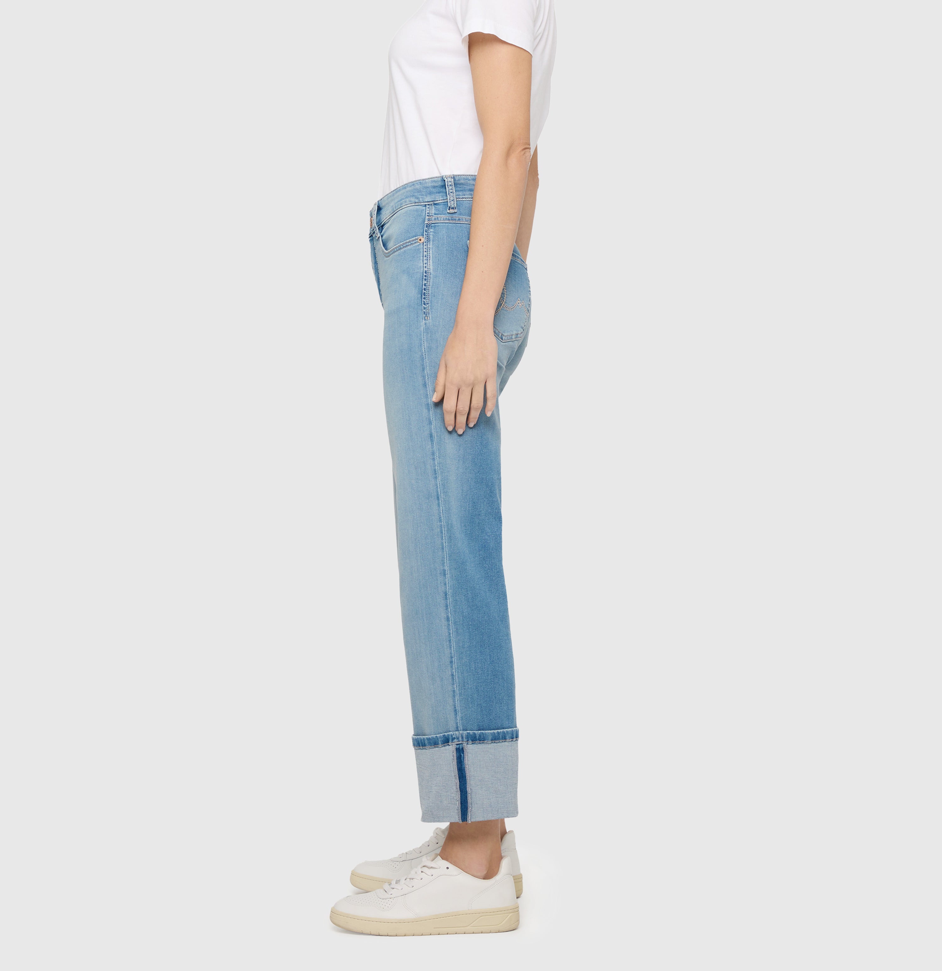 Straight jeans with turned-up hem. | LAURA turn up | calm light blue used | Side view of model