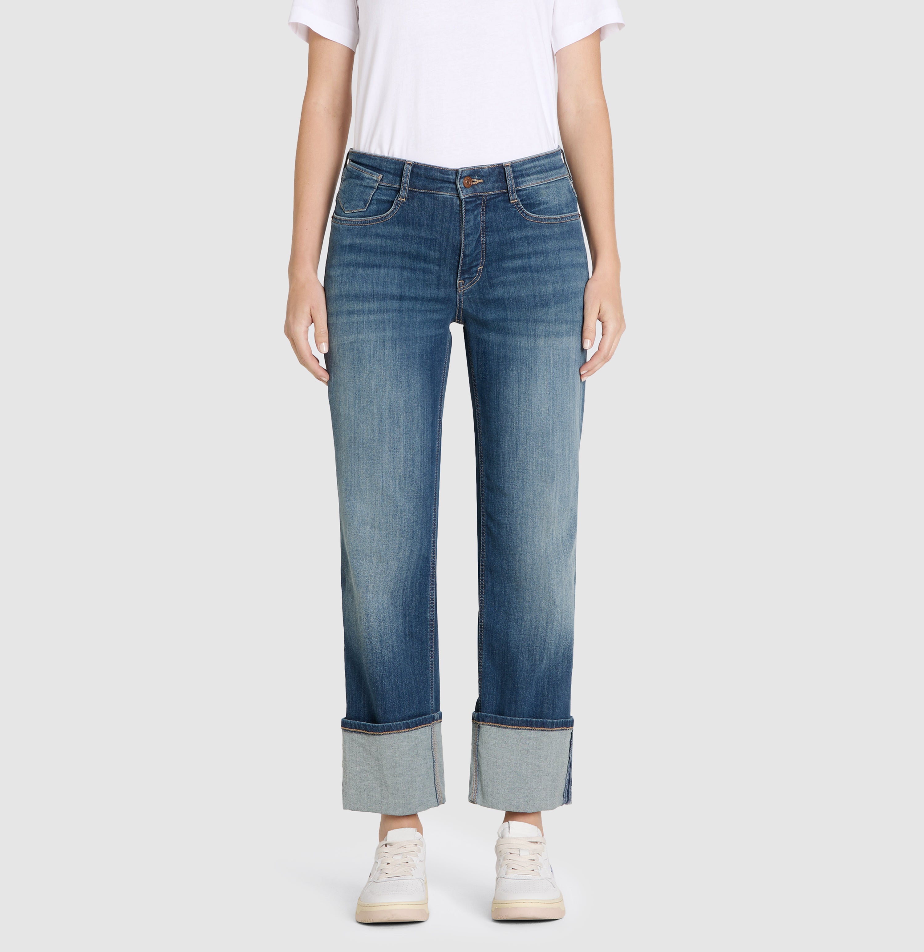 Comfortable jeans with wide turned-up hem. | LAURA turn up | fancy nonrepaired blue | Front view of model