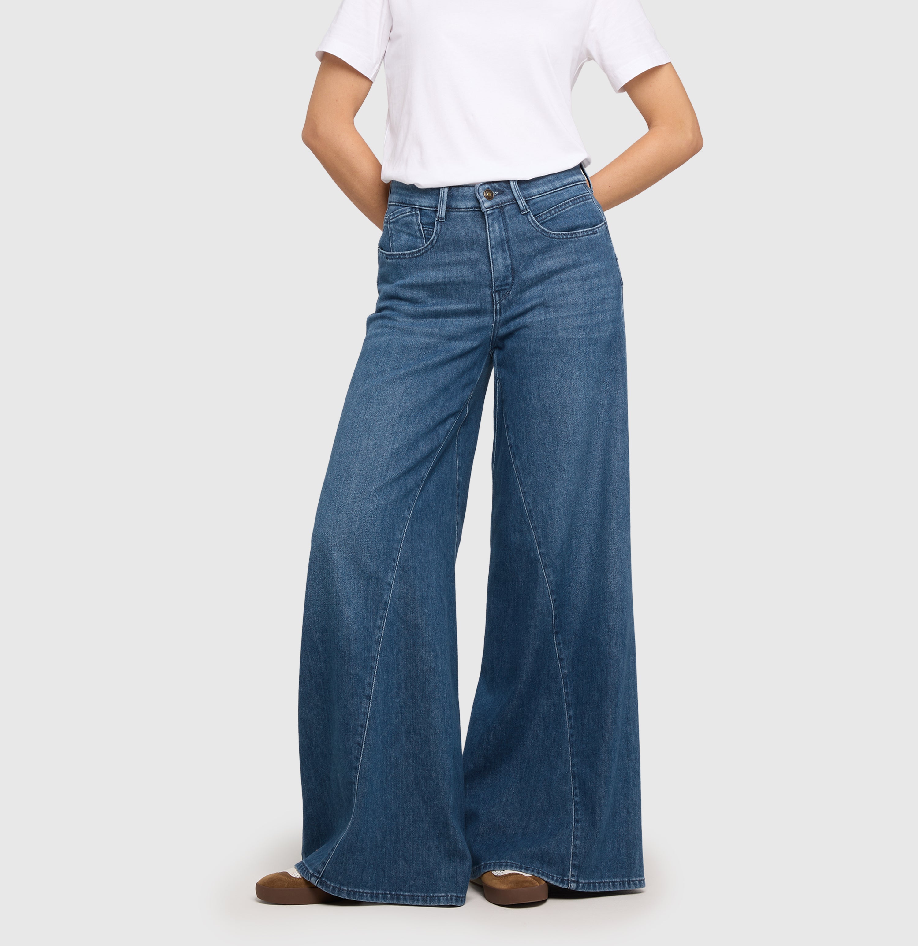 Extra wide jeans with turned inseam. | WIDE extreme | blue authentic used | Front view of model