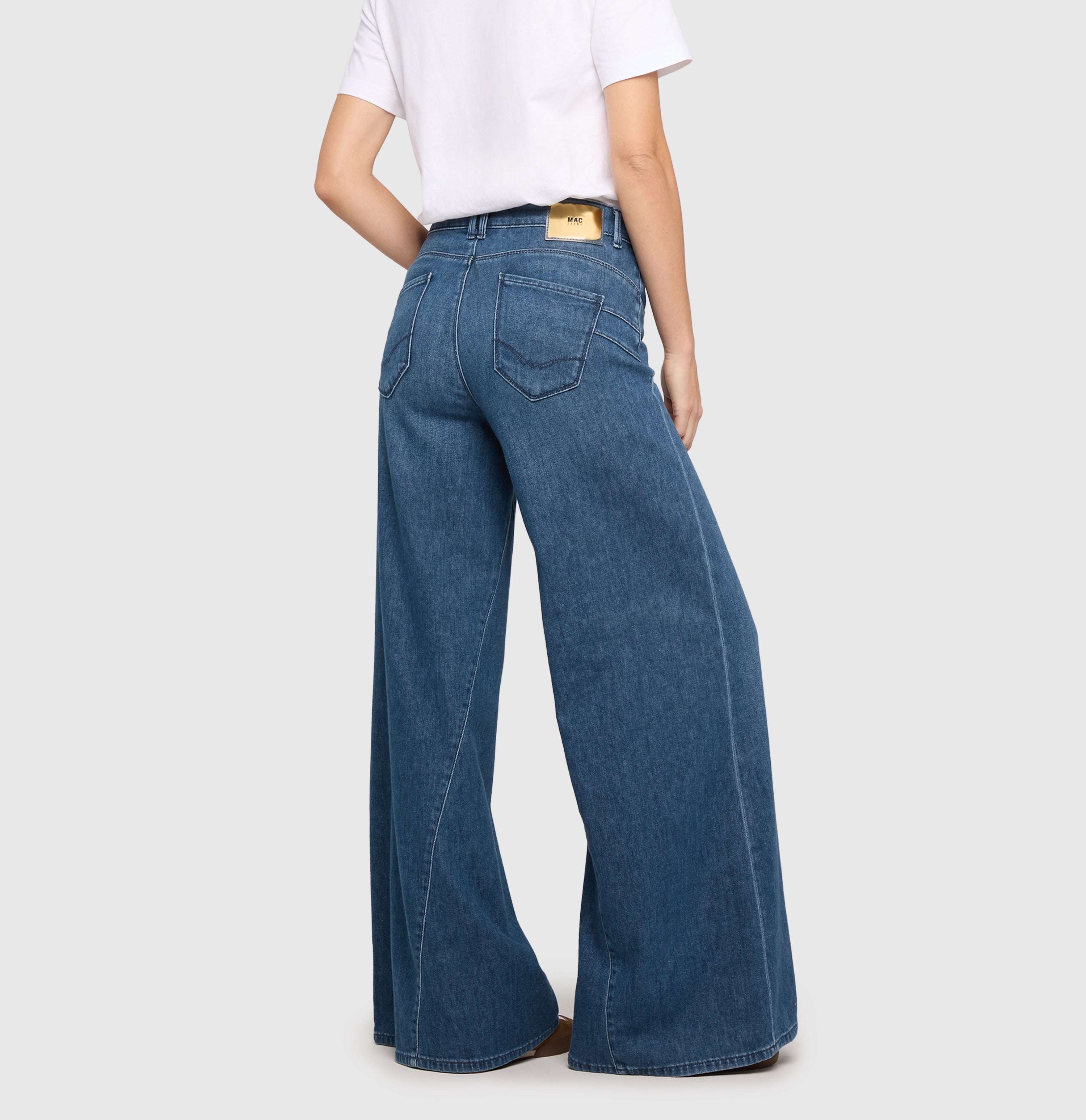 Extra wide jeans with turned inseam. | WIDE extreme | blue authentic used | Back view of model