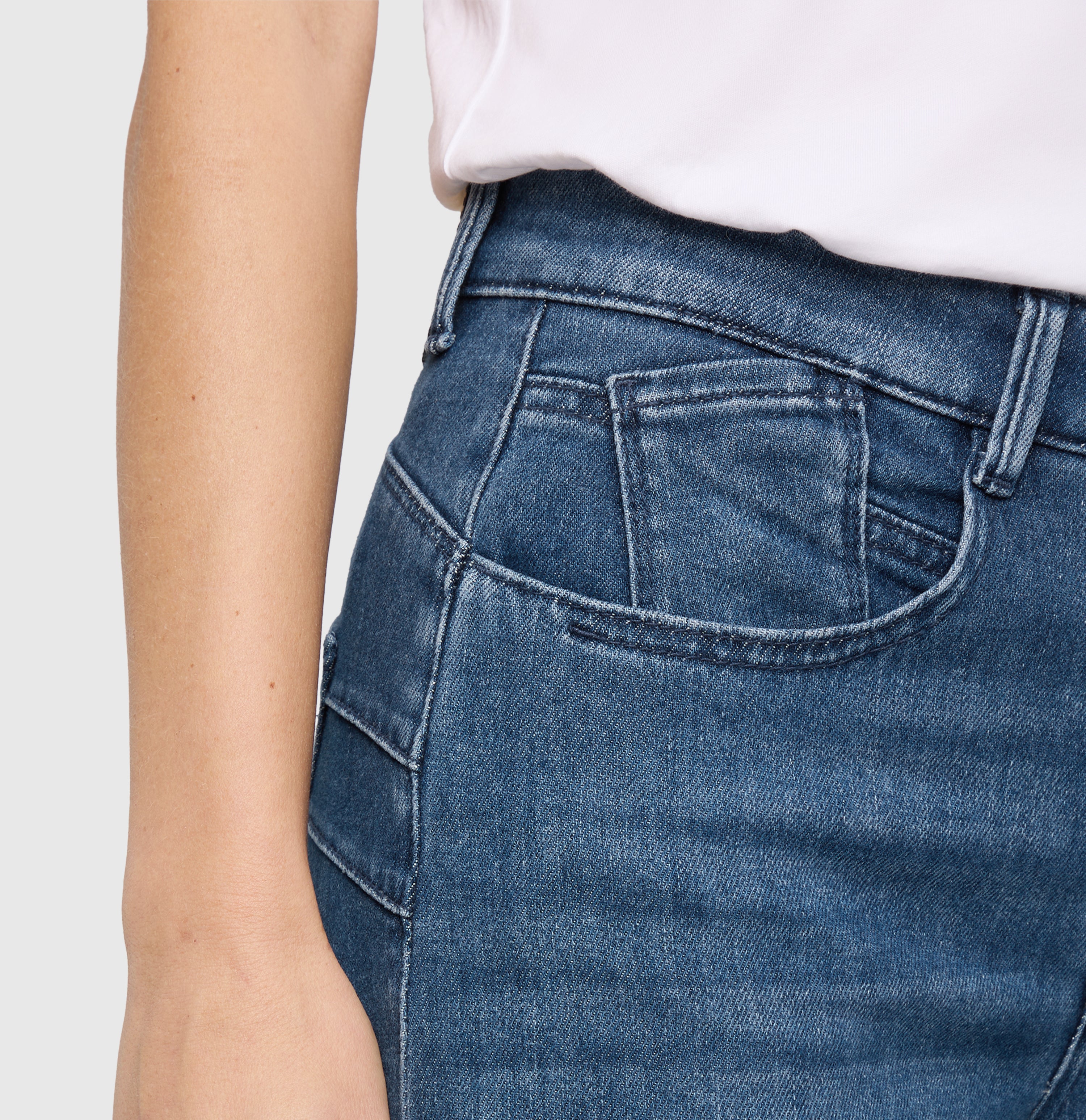 Extra wide jeans with turned inseam. | WIDE extreme | blue authentic used | Detailed view 3 of model