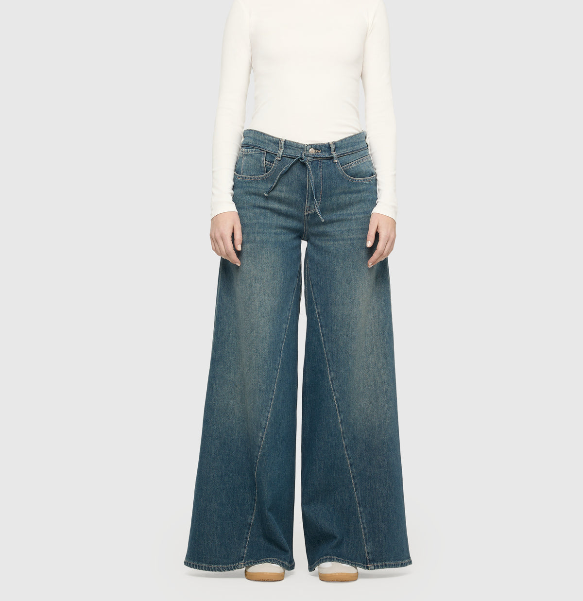 Wide fit with tie belt and seam details. | WIDE extreme | greenish blue | Front view of model
