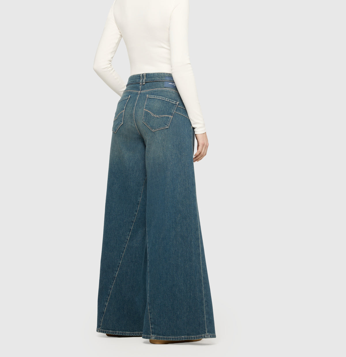 Wide fit with tie belt and seam details. | WIDE extreme | greenish blue | Back view of model