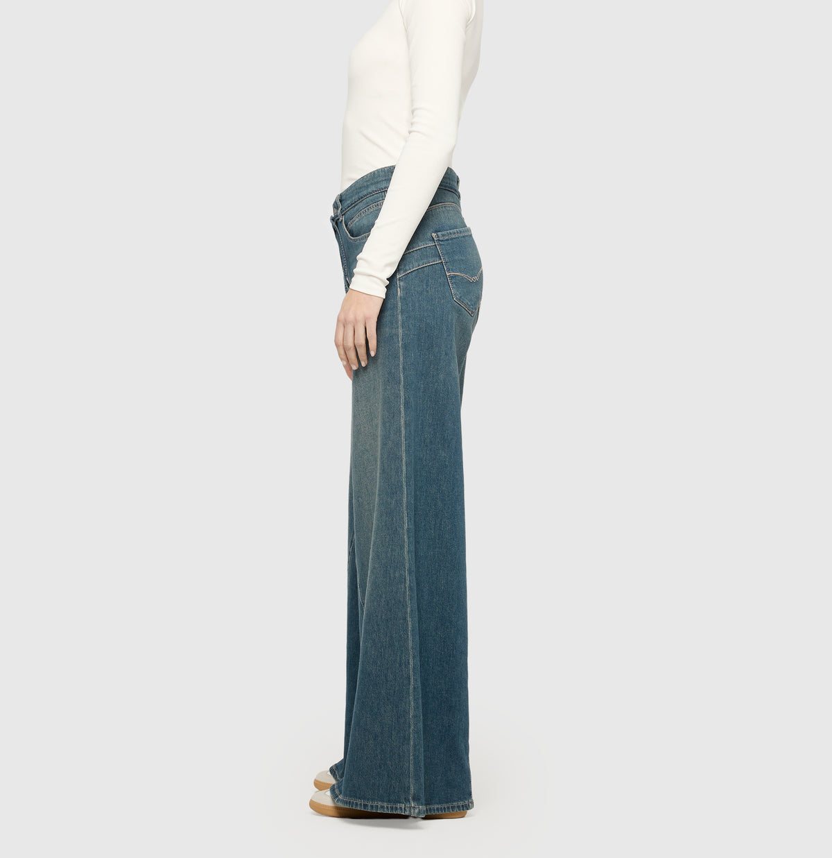Wide fit with tie belt and seam details. | WIDE extreme | greenish blue | Side view of model