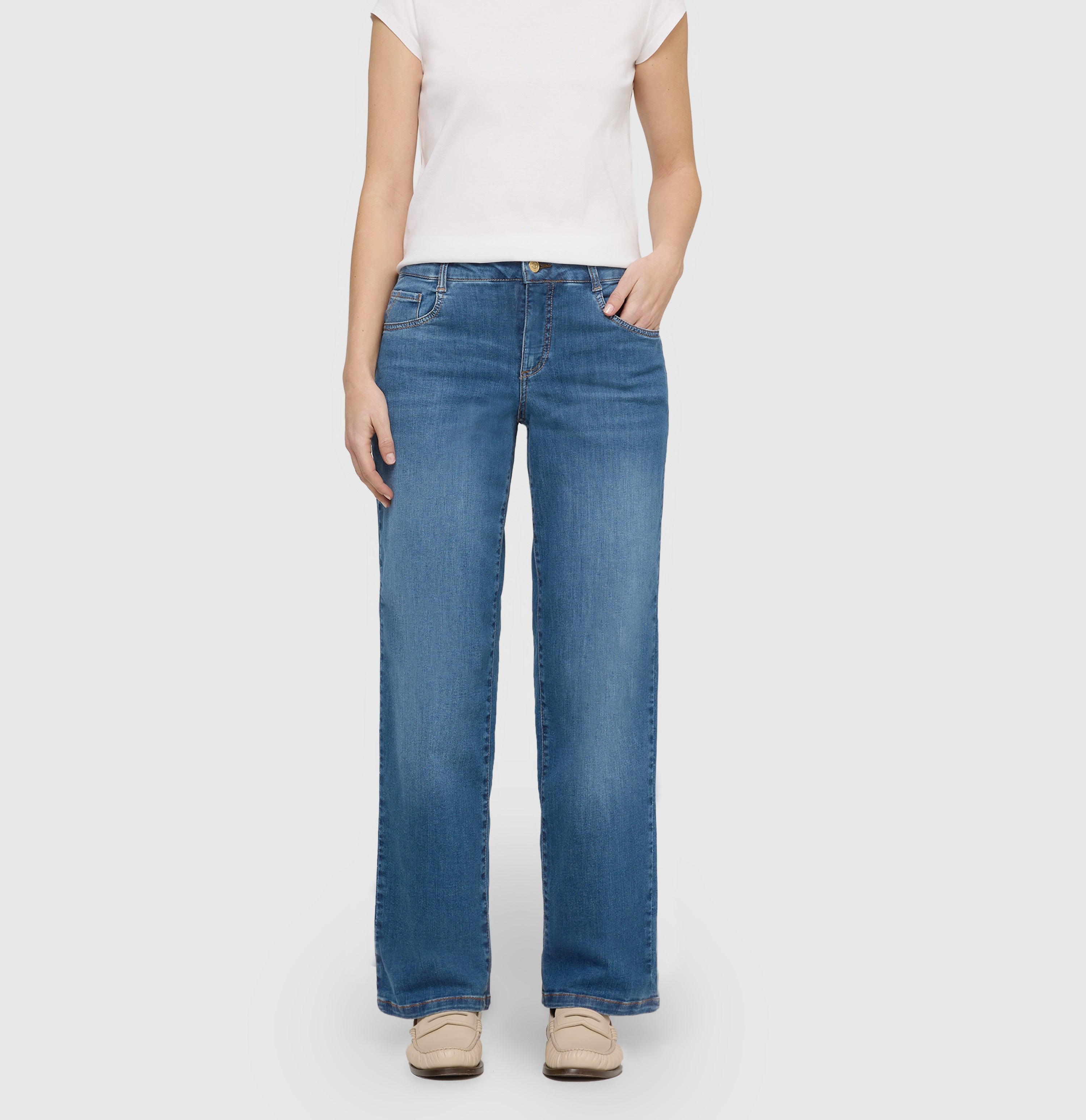 Authentic, flexible jeans with a feminine fit. | GRACIA | medium blue authentic used | Front view of model
