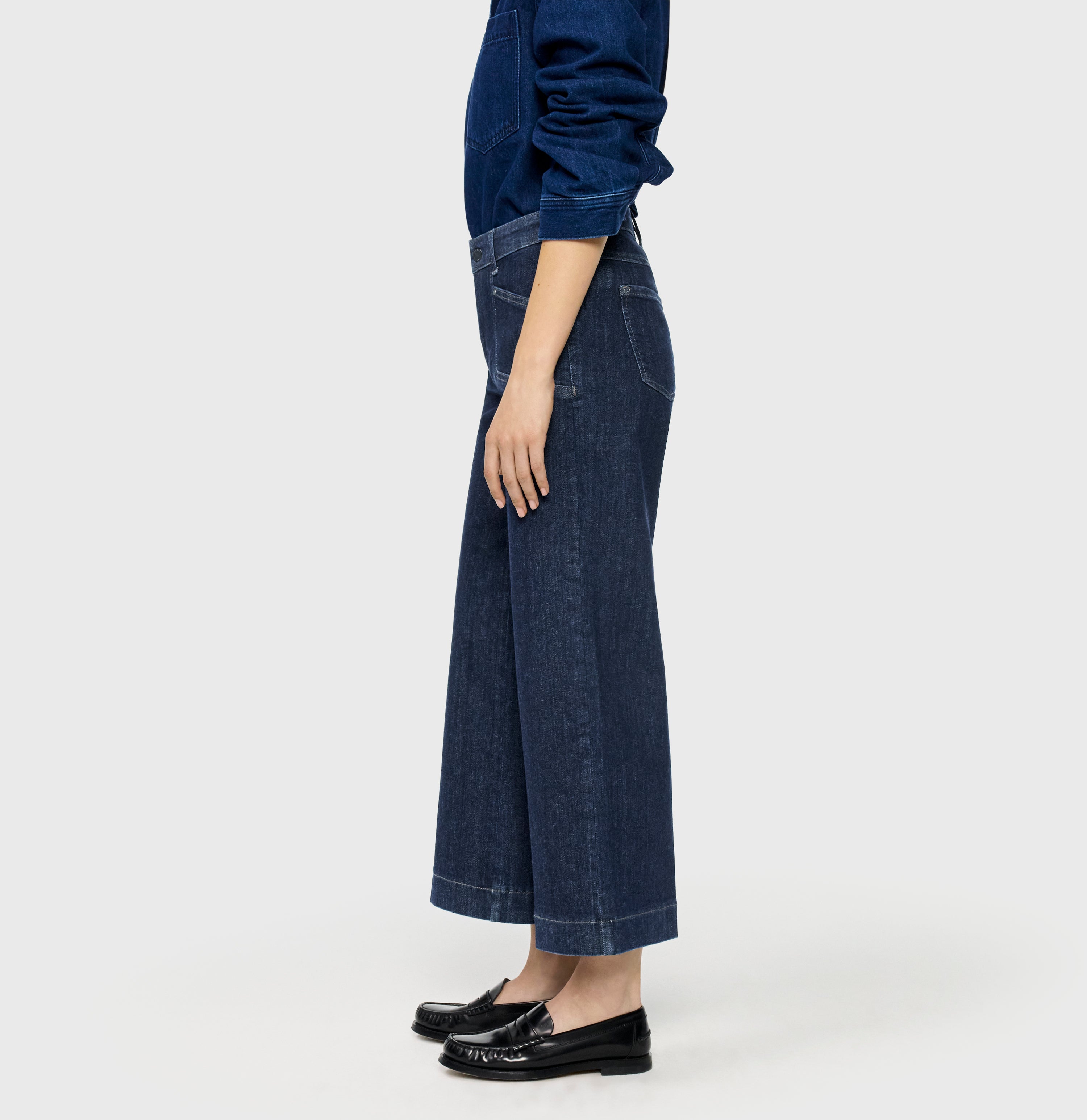 Modern culotte made of hyper stretch denim. | DREAM Culotte pocket | fashion rinsed | Side view of model