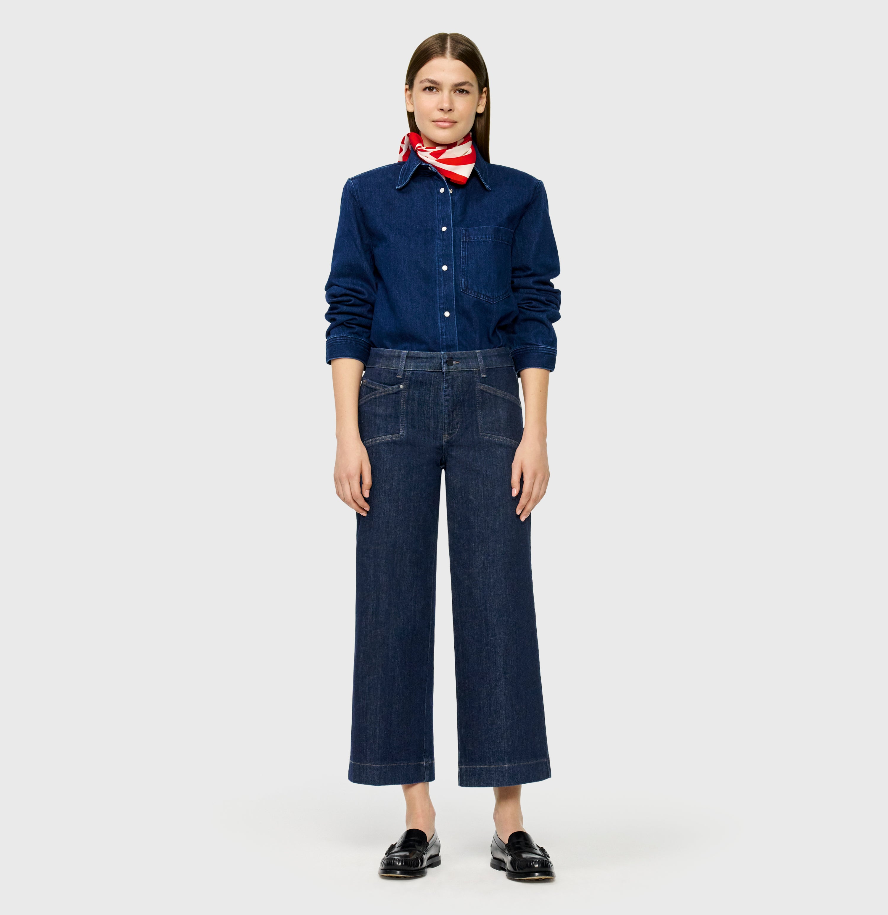 Modern culotte made of hyper stretch denim. | DREAM Culotte pocket | fashion rinsed | Full-body of model