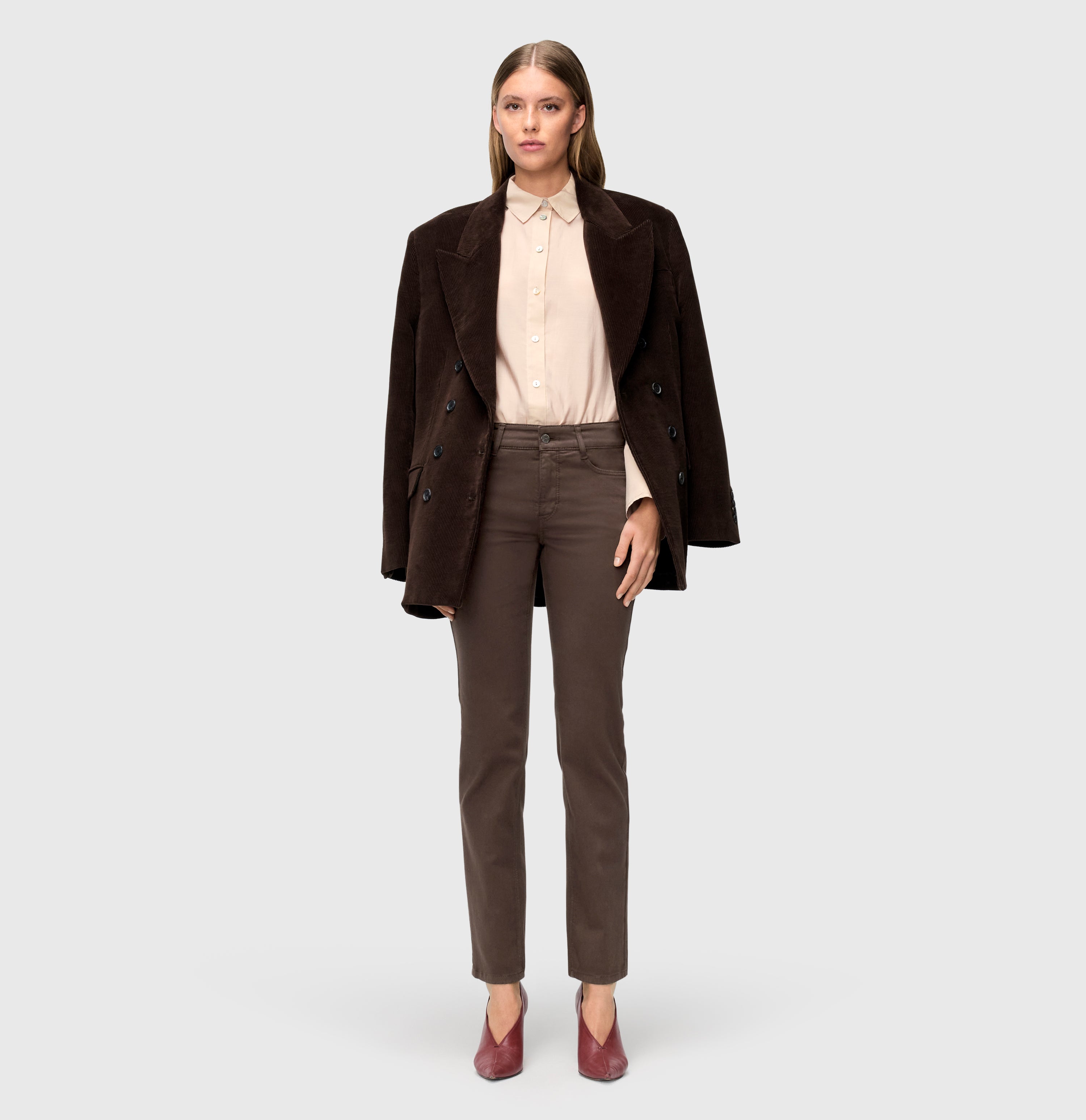 Straight shaping jeans made of hyper stretch denim. | DREAM | deep brown PPT | Full-body of model